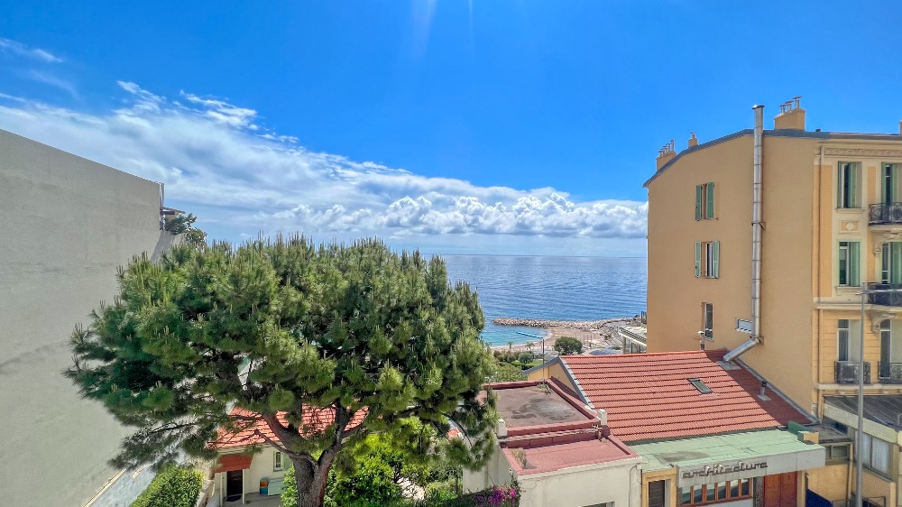 Appartement de deux pièces au dernier étage avec vue sur la mer, à 10 minutes à pied de Monaco