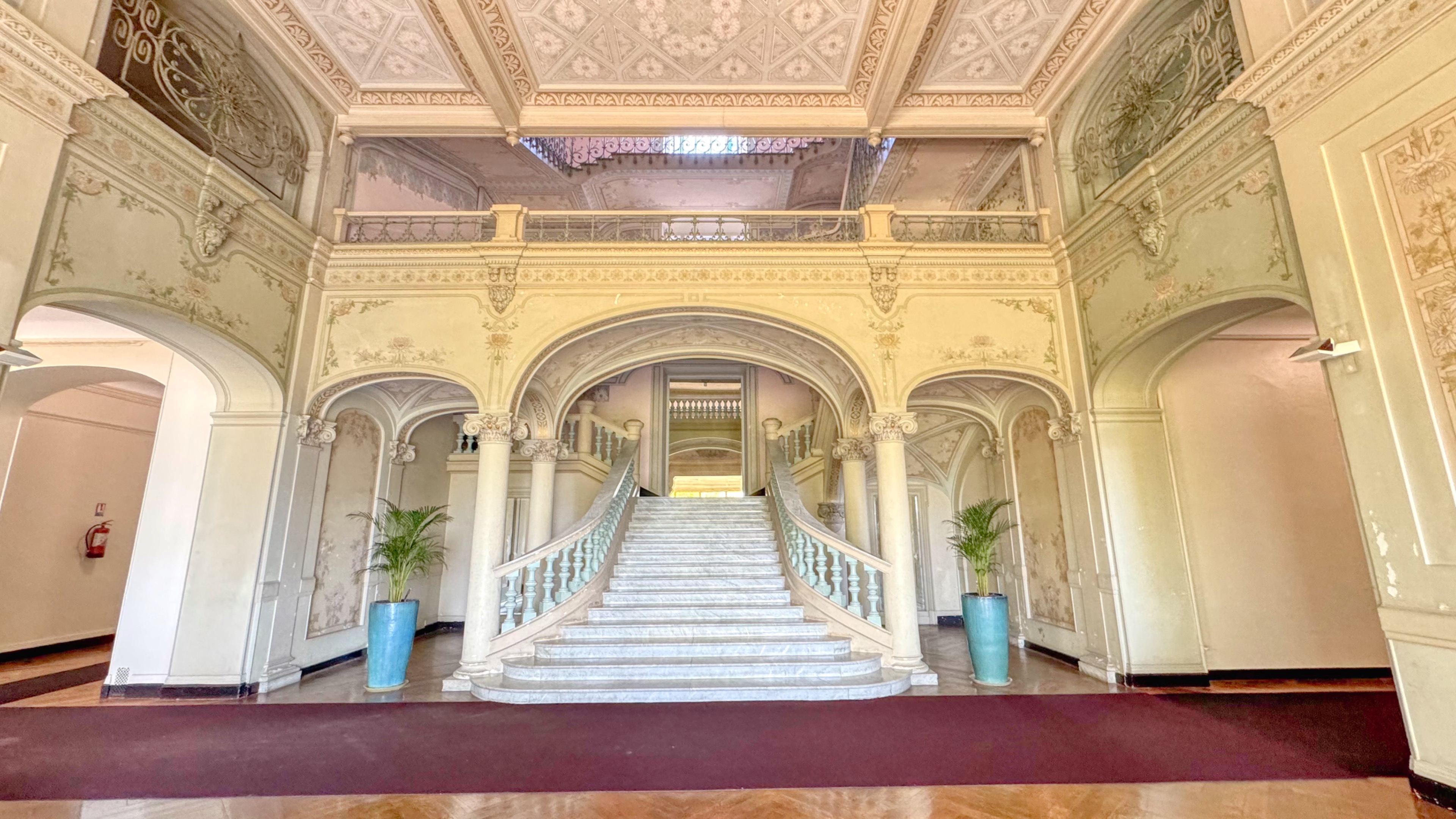 À vendre – Appartement de charme dans monument historique avec aperçu mer 2