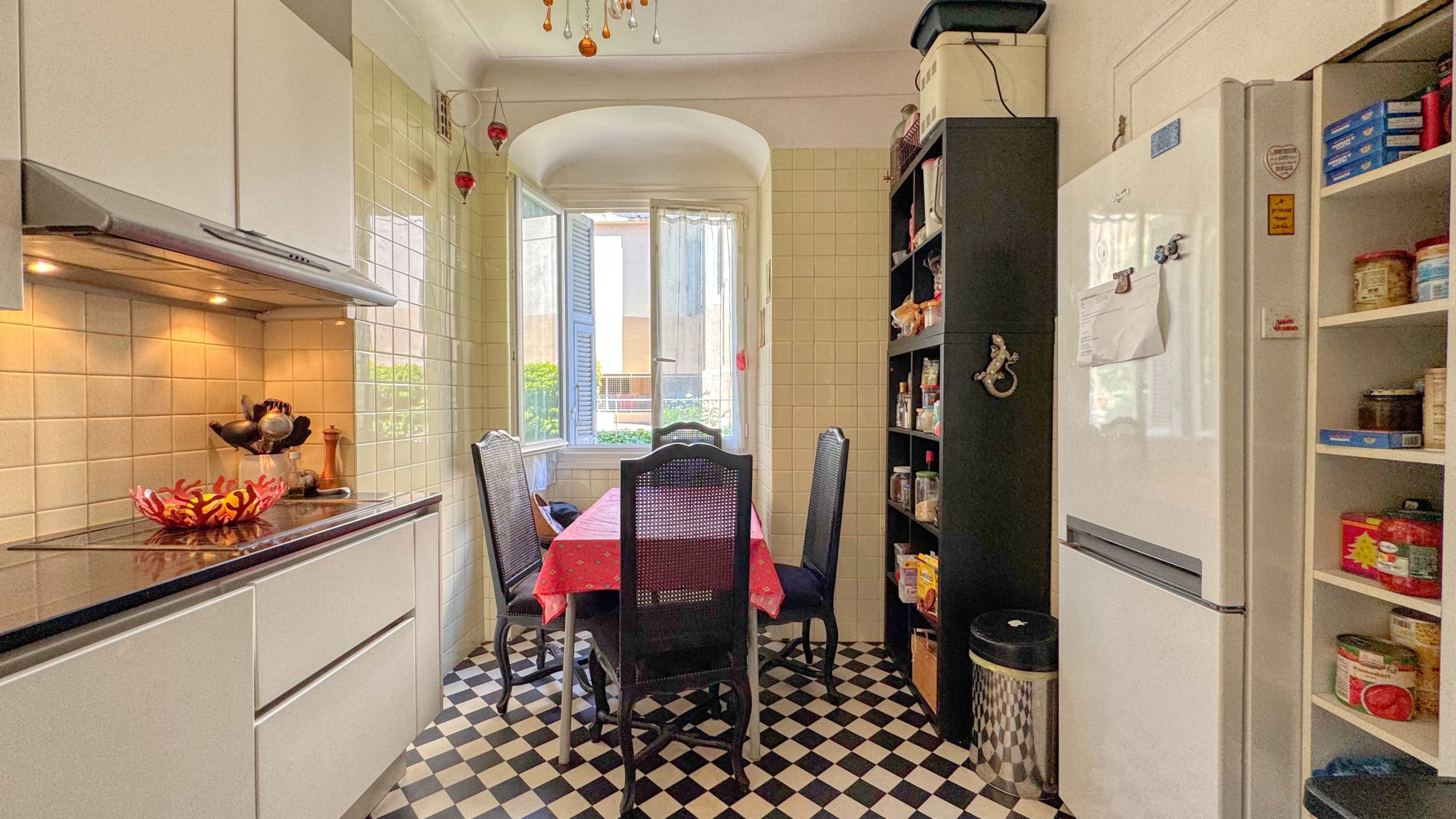 À vendre – Appartement de charme dans monument historique avec aperçu mer 11