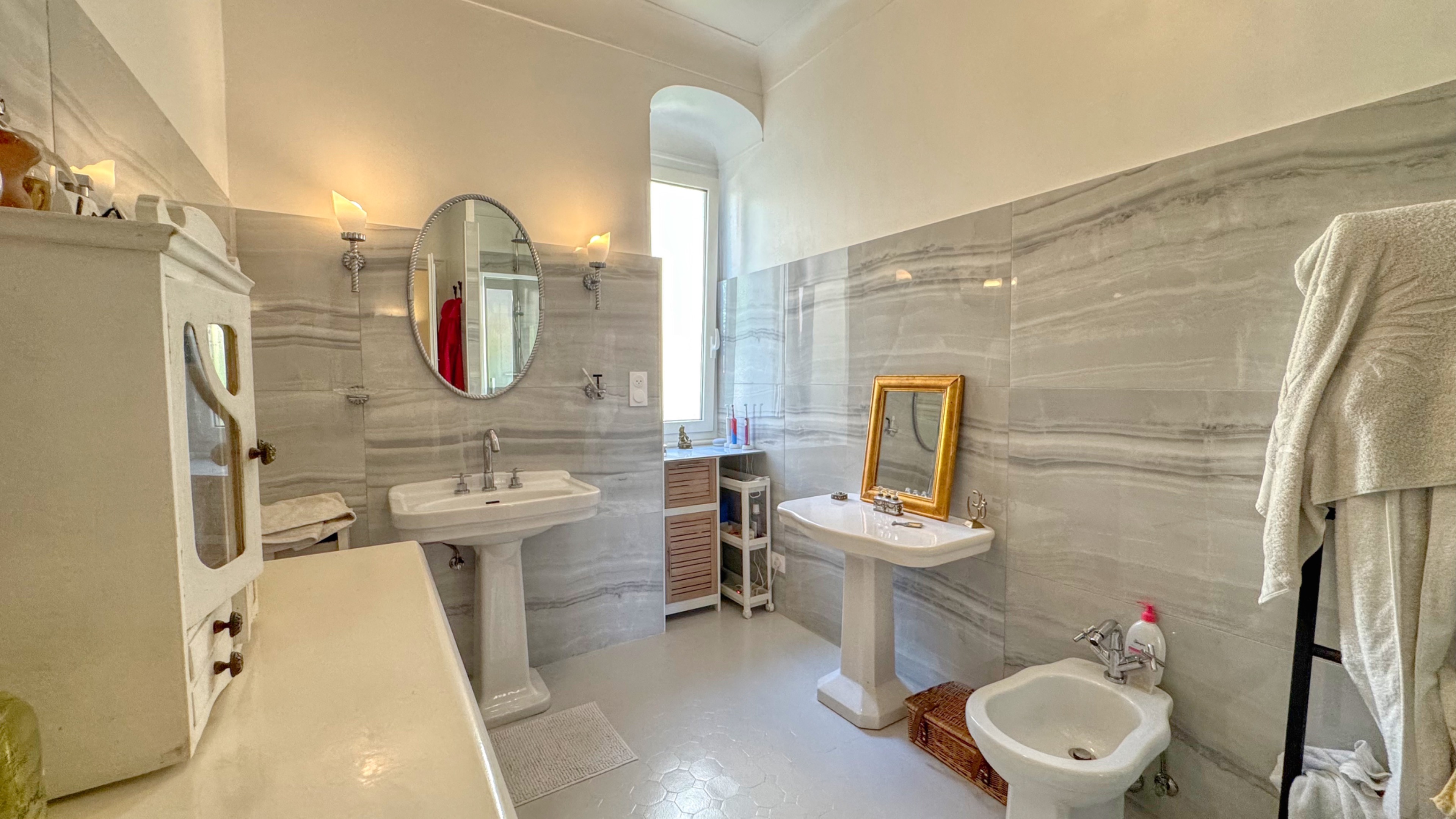 À vendre – Appartement de charme dans monument historique avec aperçu mer 17