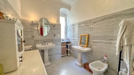 À vendre – Appartement de charme dans monument historique avec aperçu mer 17