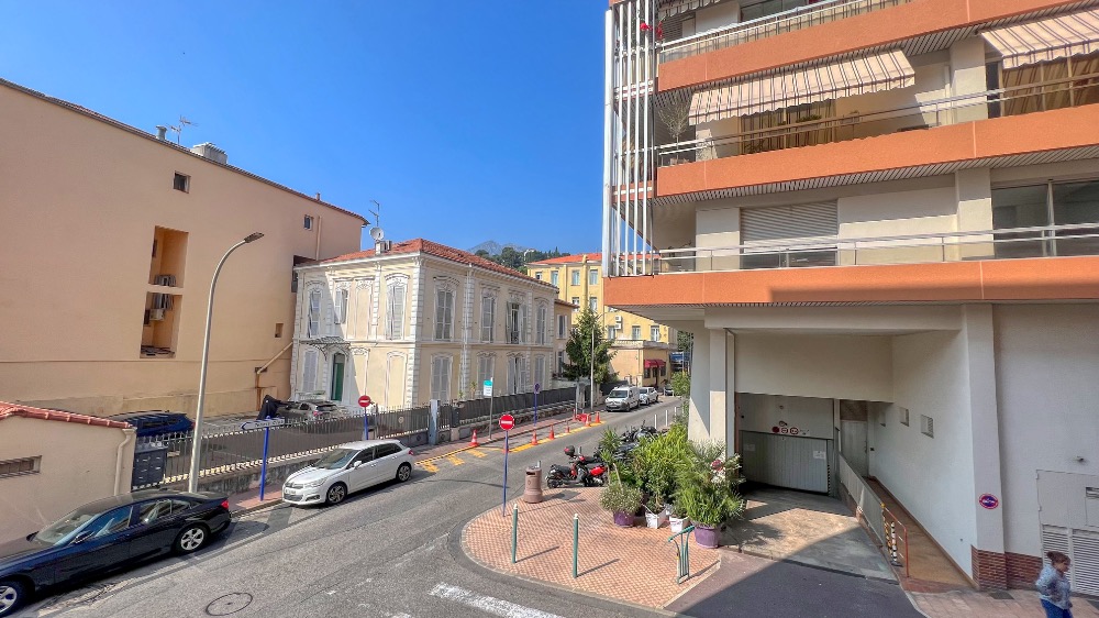 Appartement lumineux à rénover au cœur de Menton, à 2 min de la gare