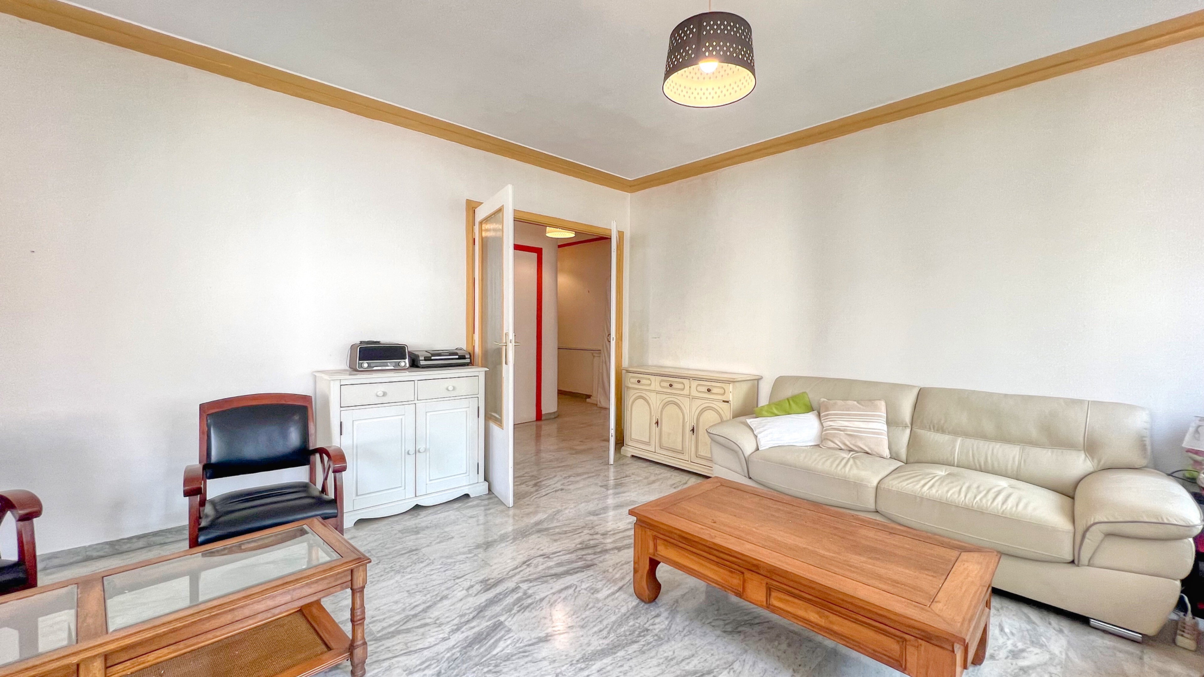 Appartement lumineux à rénover au cœur de Menton, à 2 min de la gare 2