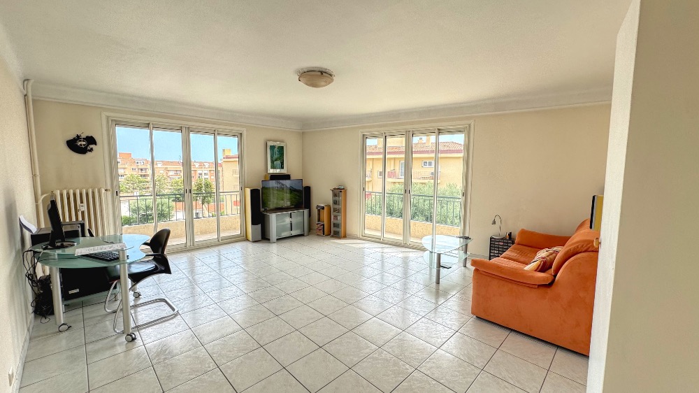 Sea view 1-bedroom apartment in Carnolès – top floor, excellent condition, close to train station