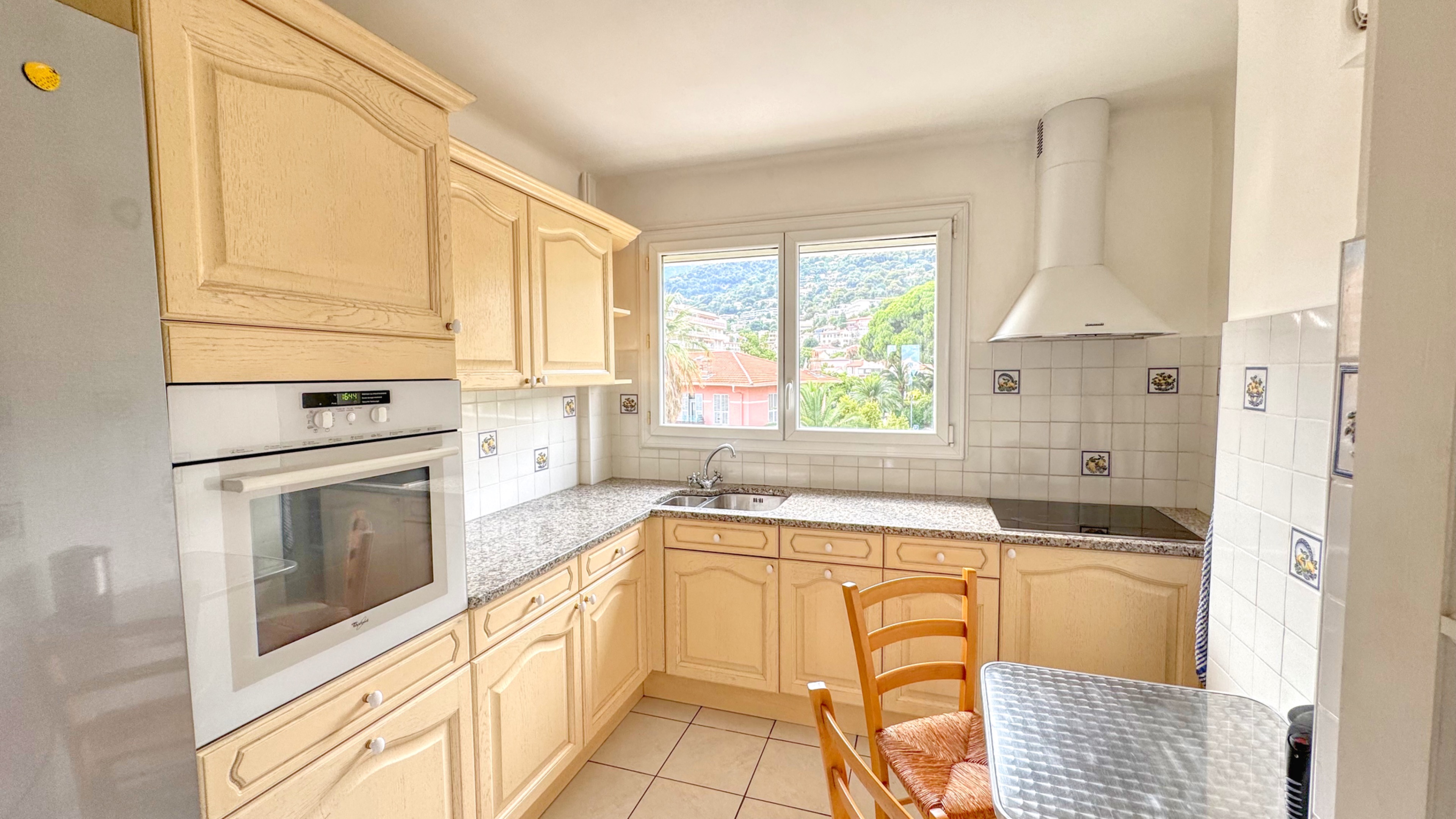 Sea view 1-bedroom apartment in Carnolès – top floor, excellent condition, close to train station 7