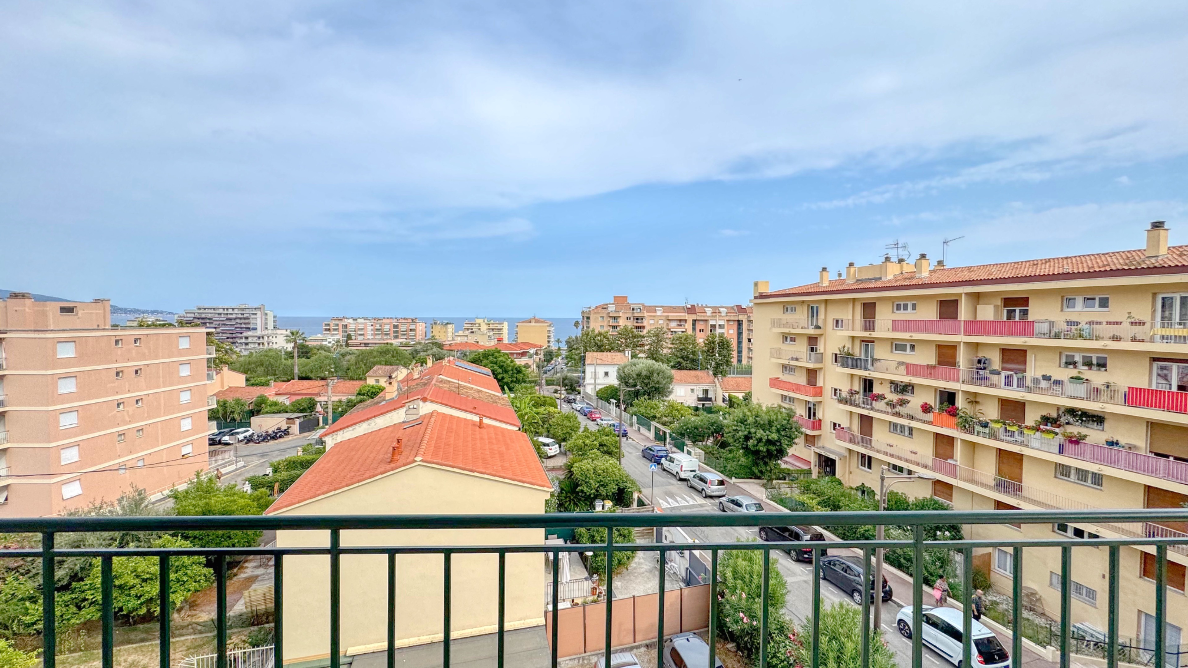 Sea view 1-bedroom apartment in Carnolès – top floor, excellent condition, close to train station 4