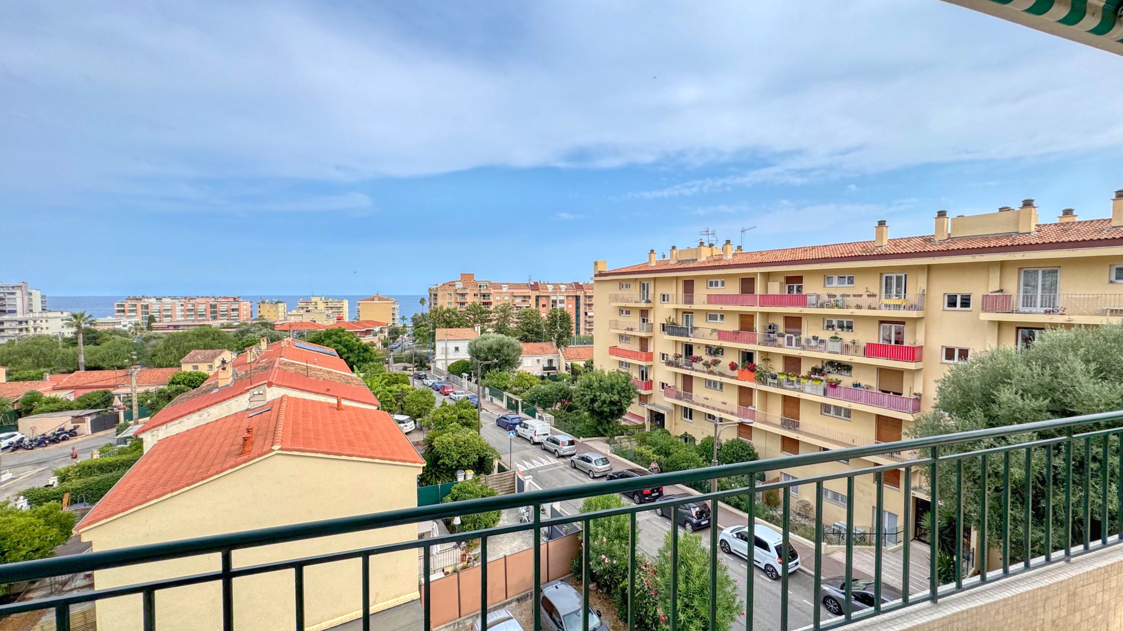 Sea view 1-bedroom apartment in Carnolès – top floor, excellent condition, close to train station 3