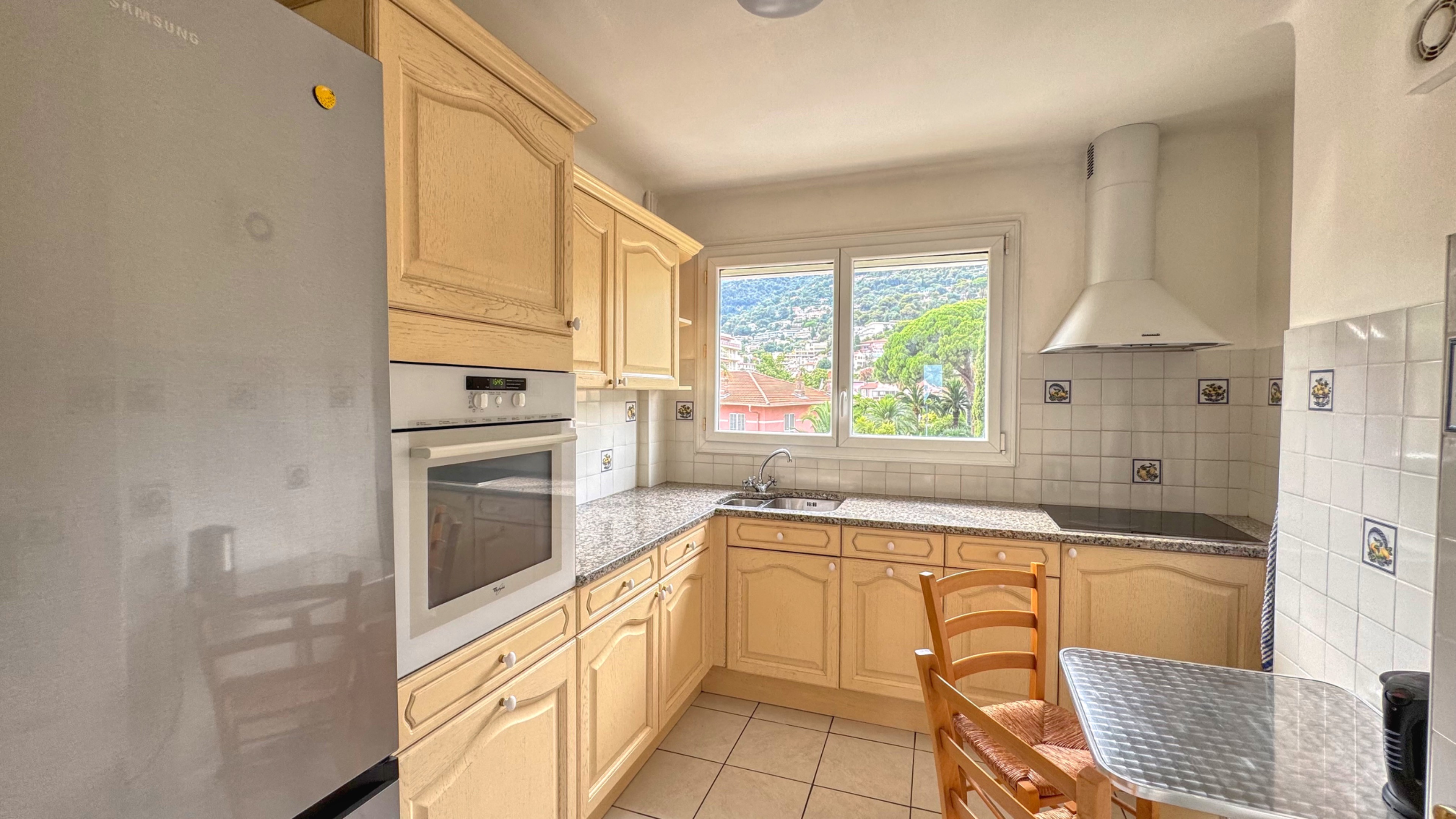 Sea view 1-bedroom apartment in Carnolès – top floor, excellent condition, close to train station 8