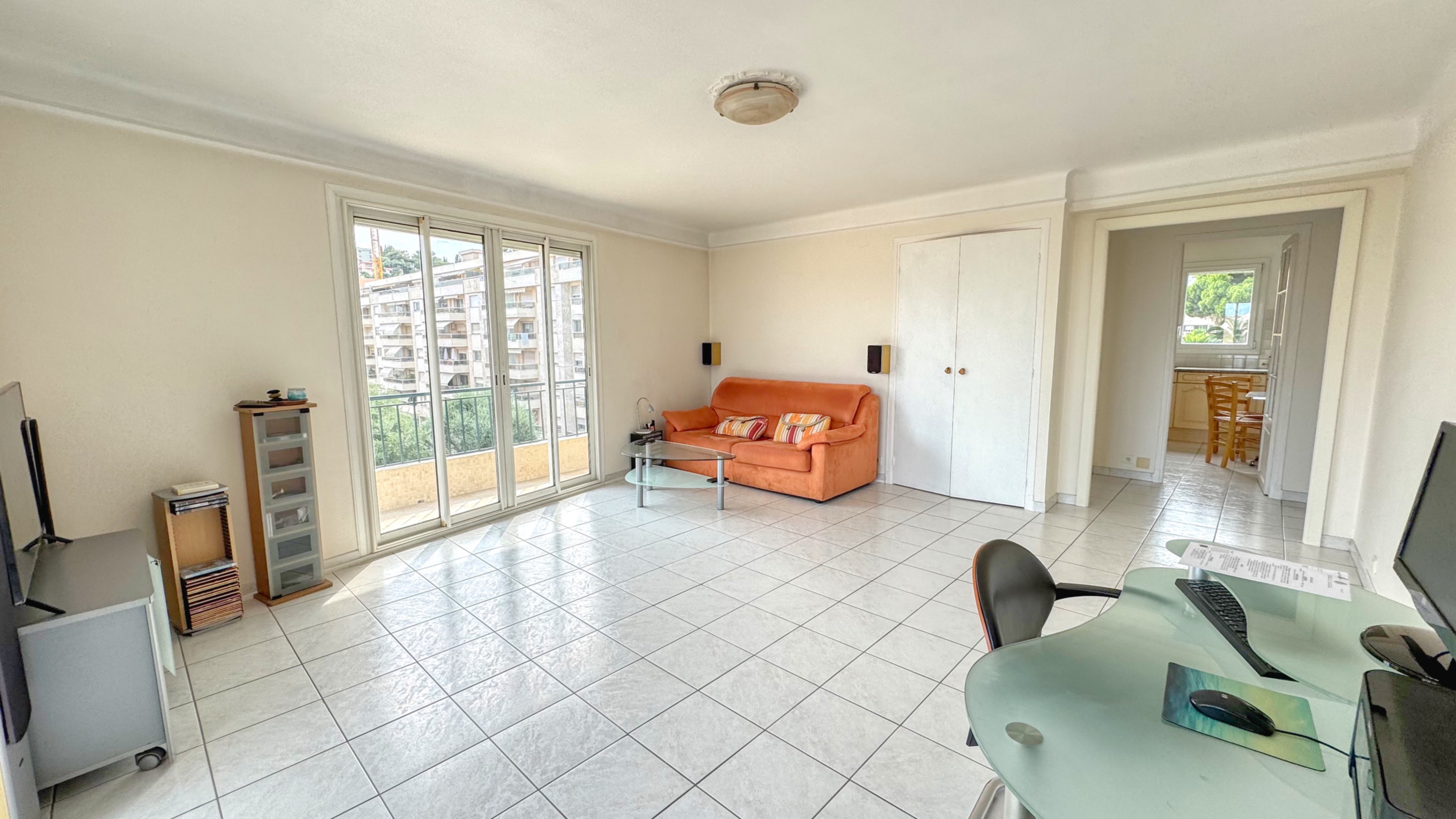 Sea view 1-bedroom apartment in Carnolès – top floor, excellent condition, close to train station 2