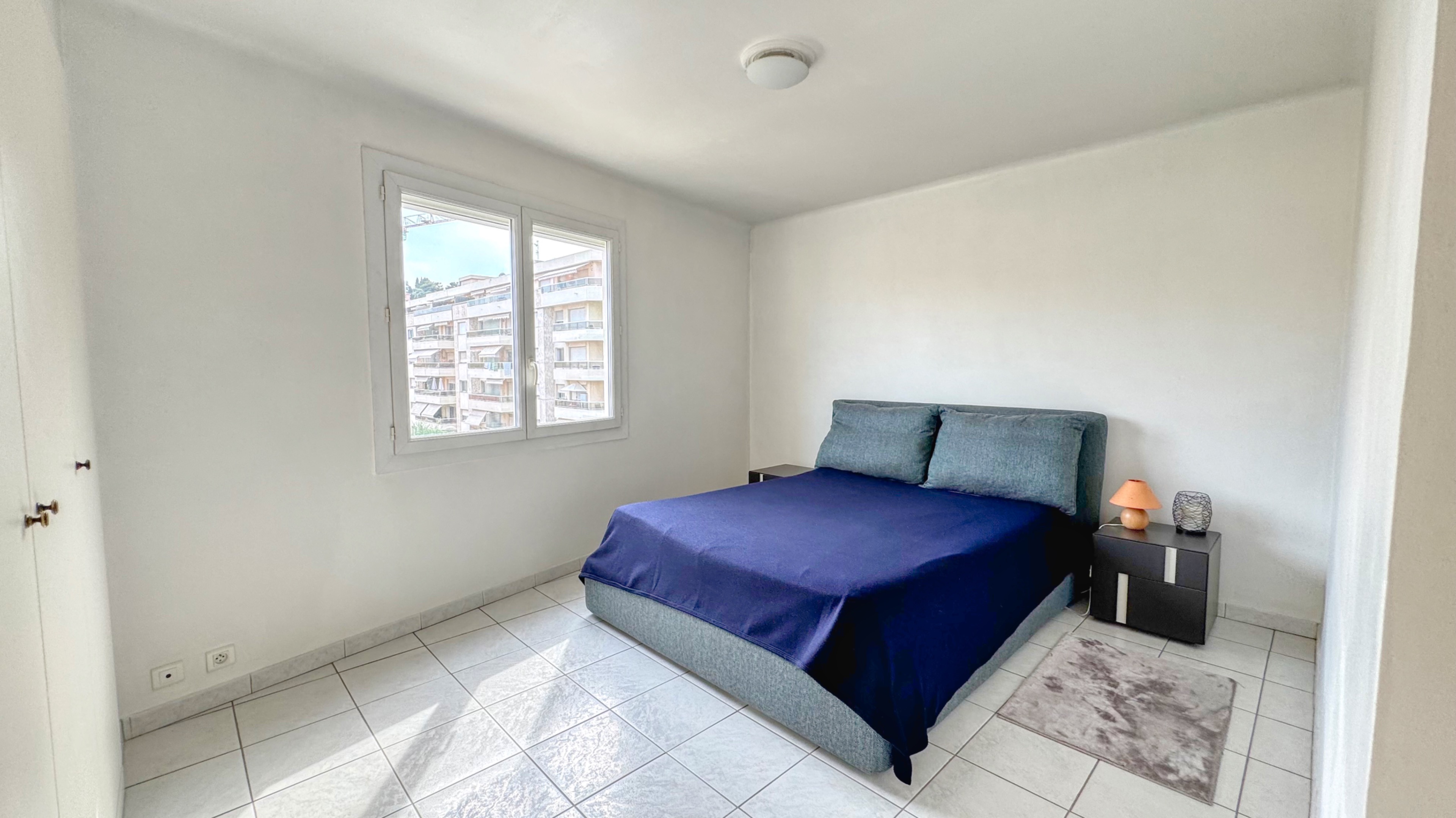 Sea view 1-bedroom apartment in Carnolès – top floor, excellent condition, close to train station 6