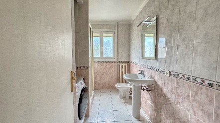 Sea view 1-bedroom apartment in Carnolès – top floor, excellent condition, close to train station 9