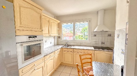 Sea view 1-bedroom apartment in Carnolès – top floor, excellent condition, close to train station 7