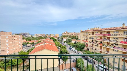 Sea view 1-bedroom apartment in Carnolès – top floor, excellent condition, close to train station 4