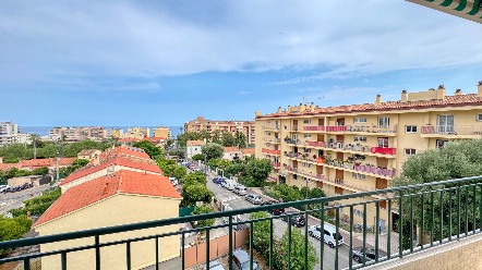 Sea view 1-bedroom apartment in Carnolès – top floor, excellent condition, close to train station 3