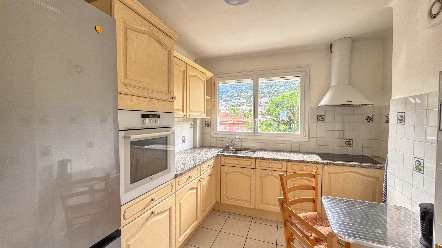 Sea view 1-bedroom apartment in Carnolès – top floor, excellent condition, close to train station 8