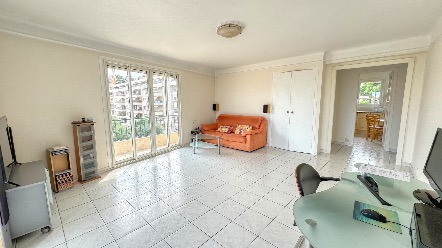 Sea view 1-bedroom apartment in Carnolès – top floor, excellent condition, close to train station 2