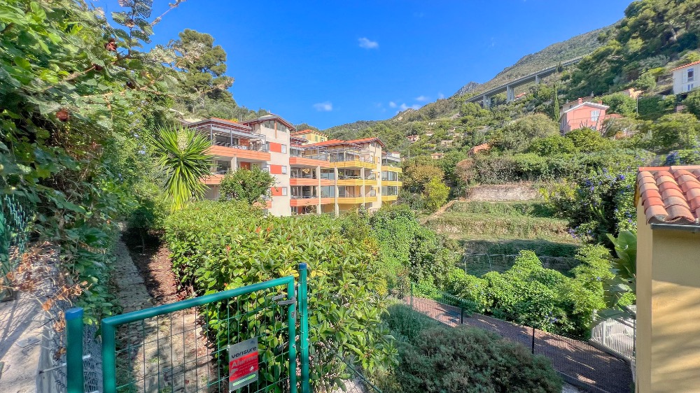 Menton Garavan – Appartement rénové 3 pièces avec terrasses, piscine, parc, parking et cave à vendre