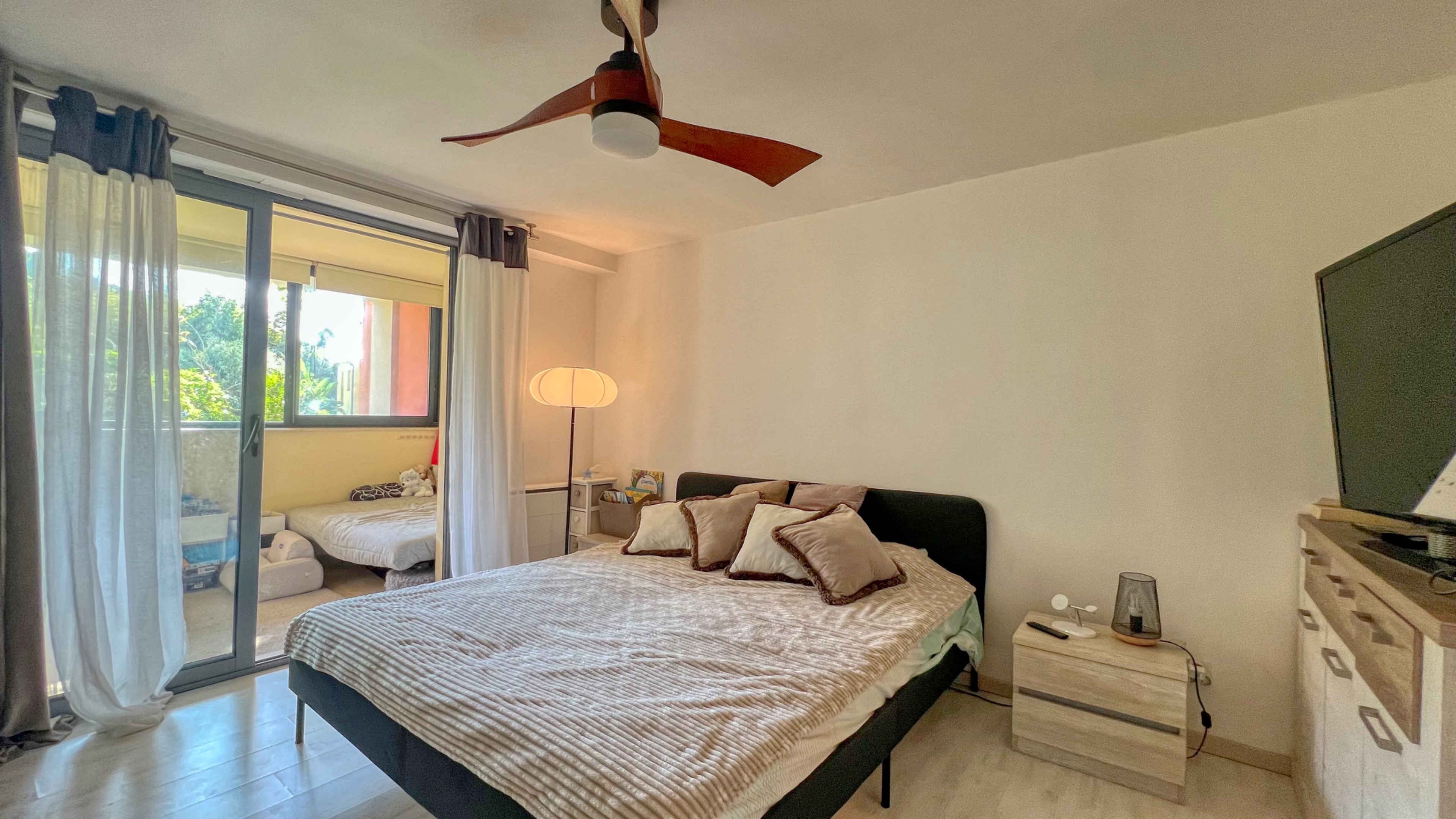Menton Garavan – Appartement rénové 3 pièces avec terrasses, piscine, parc, parking et cave à vendre 12