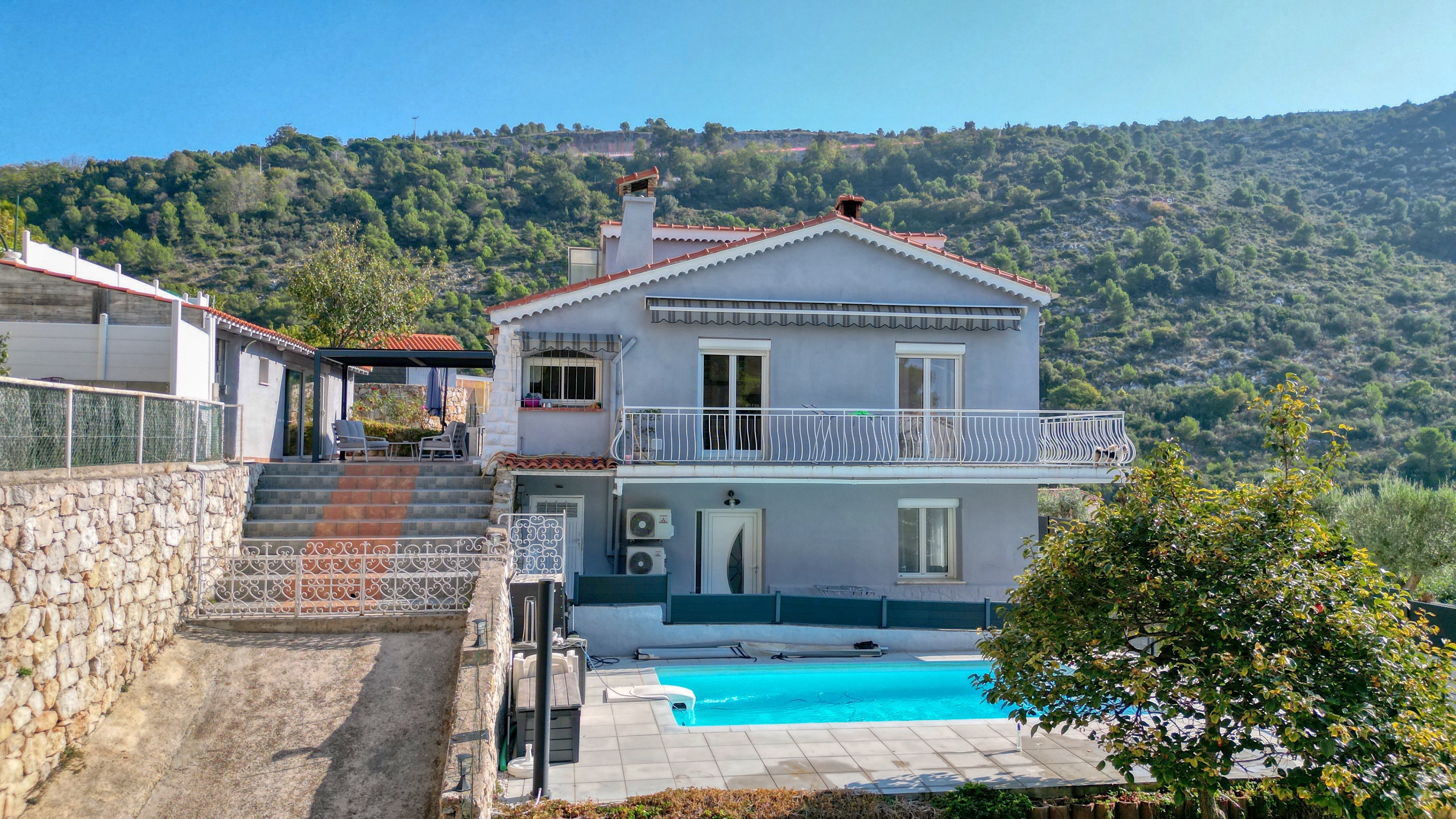 La Turbie – Vista mare, piscina e 4 appartamenti in un’unica proprietà 1