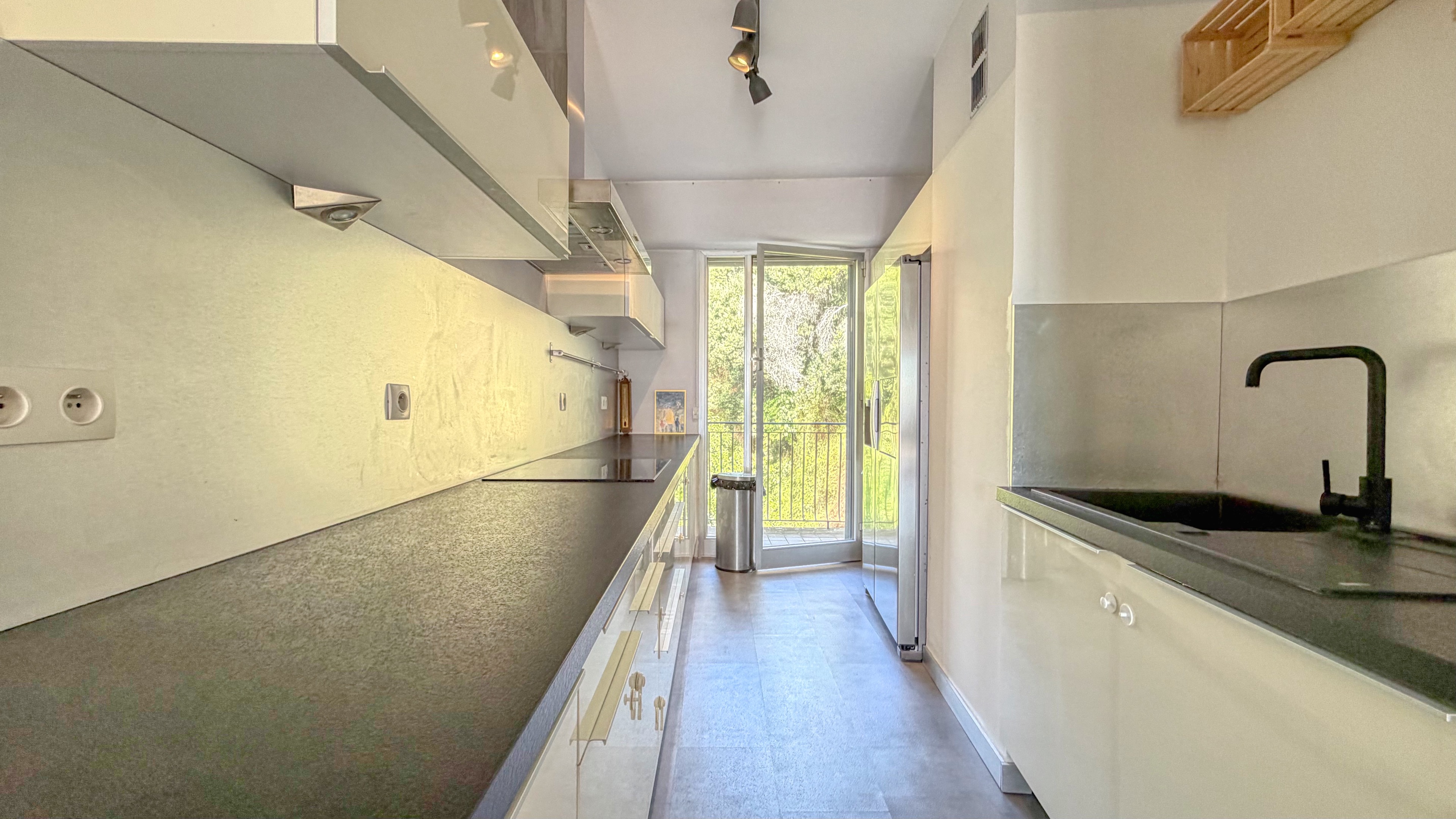 Spacious Sea View 2-Bedroom Apartment Near Monaco with Terrace, Balcony, Parking and Cellar 8