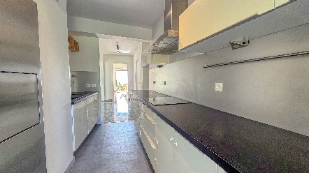 Spacious Sea View 2-Bedroom Apartment Near Monaco with Terrace, Balcony, Parking and Cellar 10