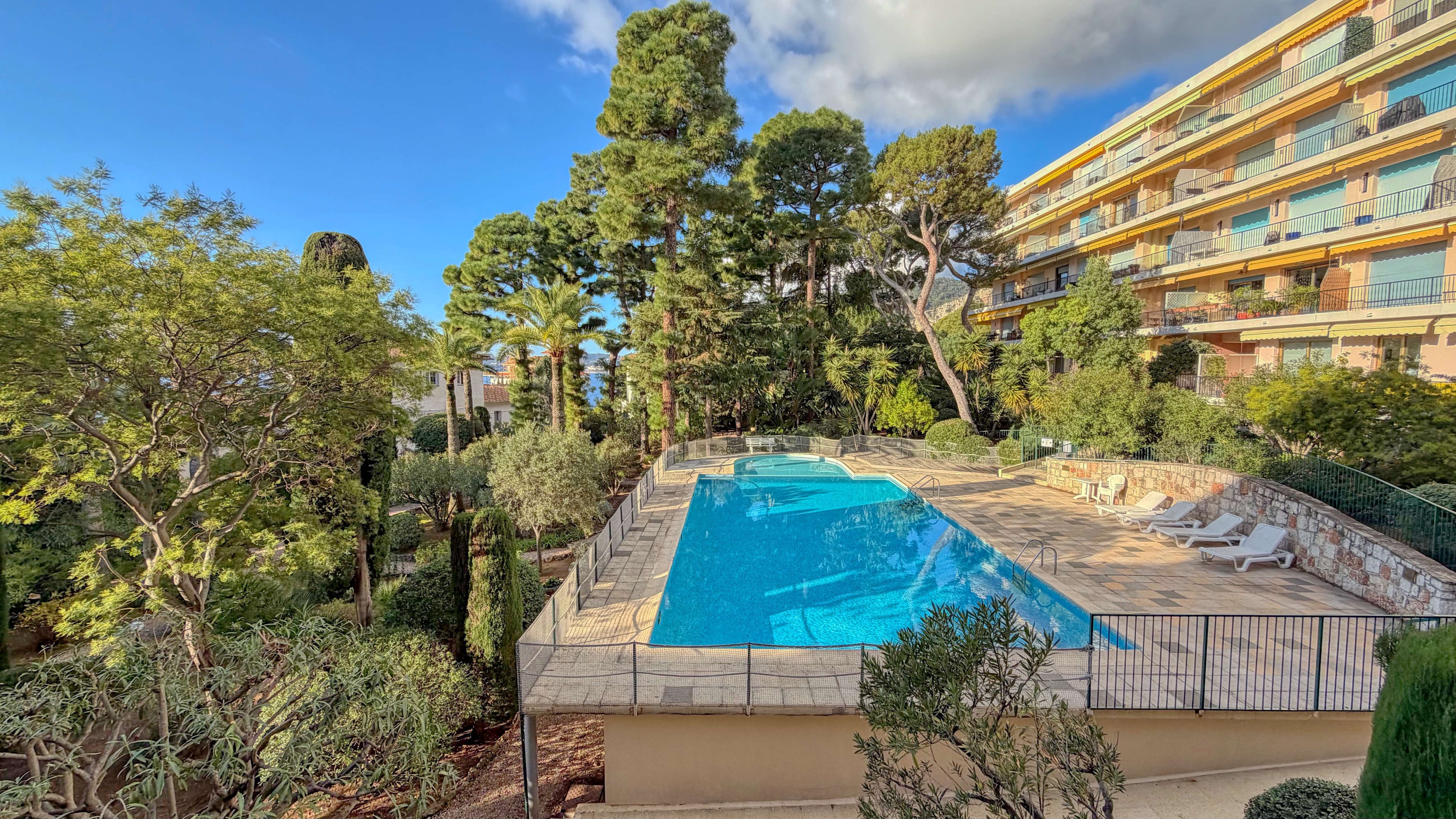 Кап-д’Ай – Просторная квартира под полную реновацию в престижной резиденции с бассейном 1