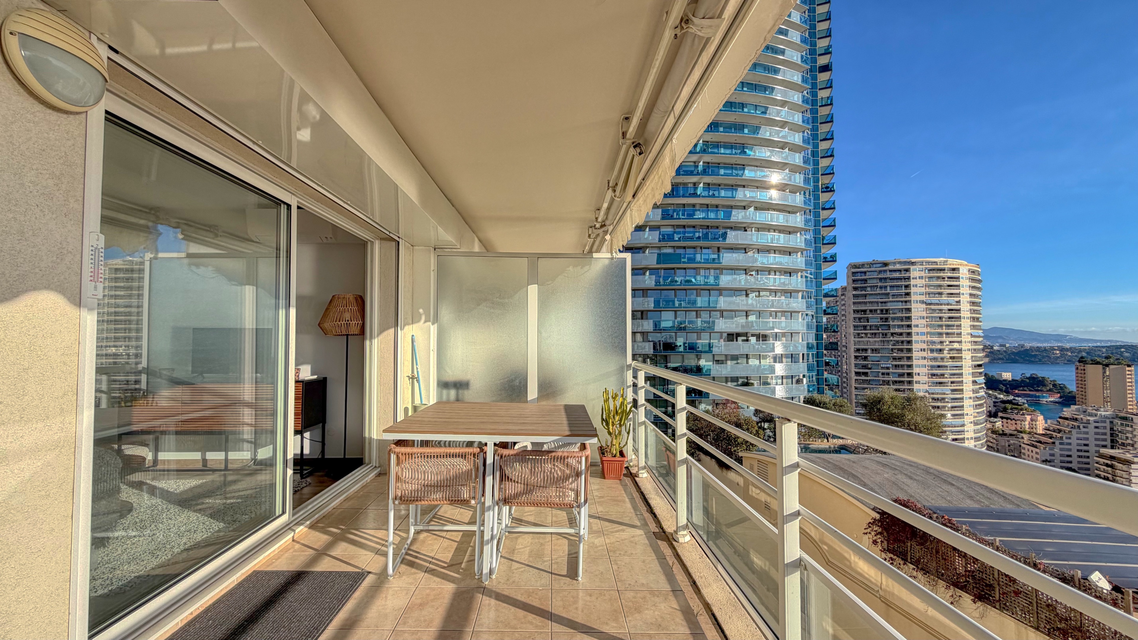 Beausoleil – 2 pièces rénové avec terrasse et vue mer, accès direct Monaco 5