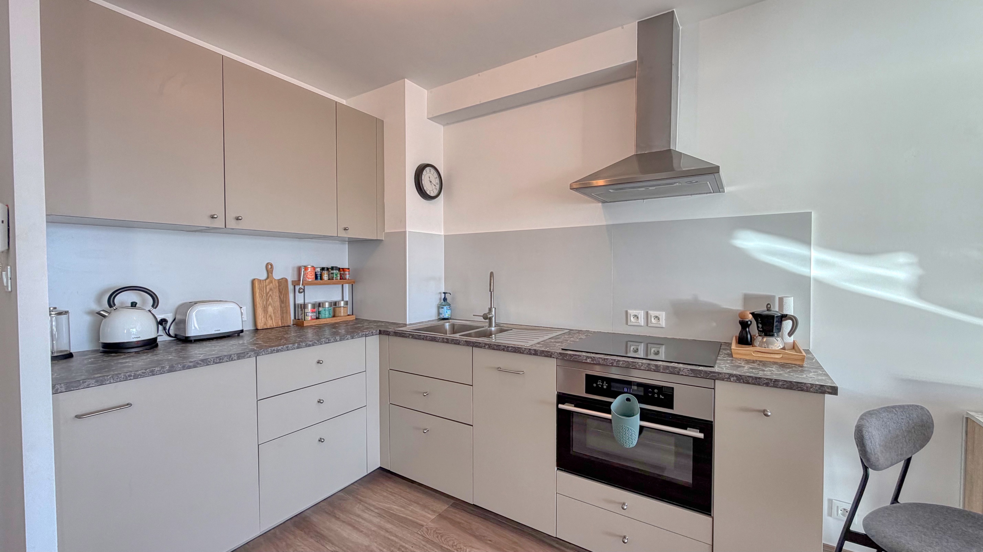 Beausoleil – 2 pièces rénové avec terrasse et vue mer, accès direct Monaco 10