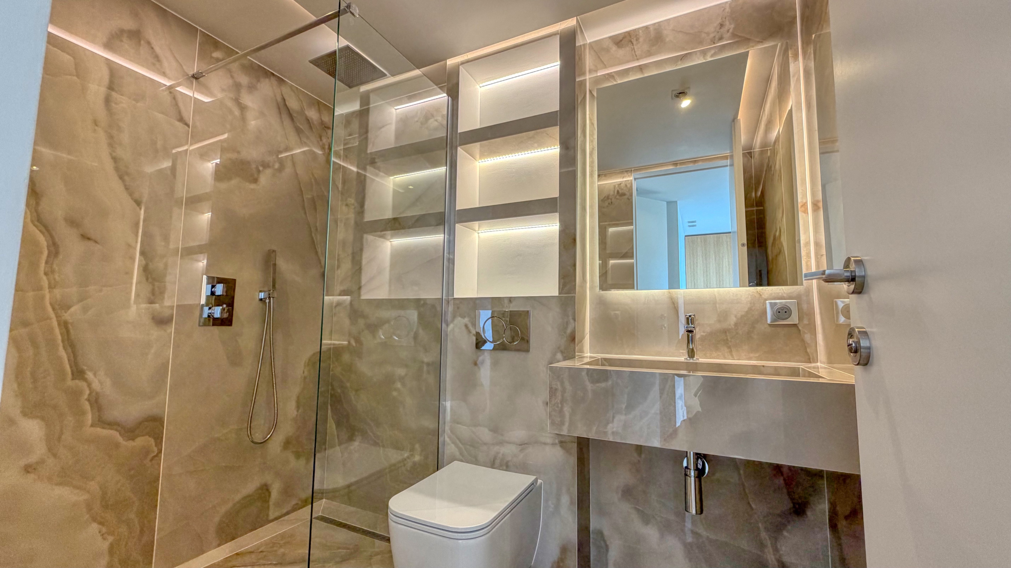 L’Art de Vivre en Bord de Mer: Sumptuous Garden Apartment facing Monaco 17