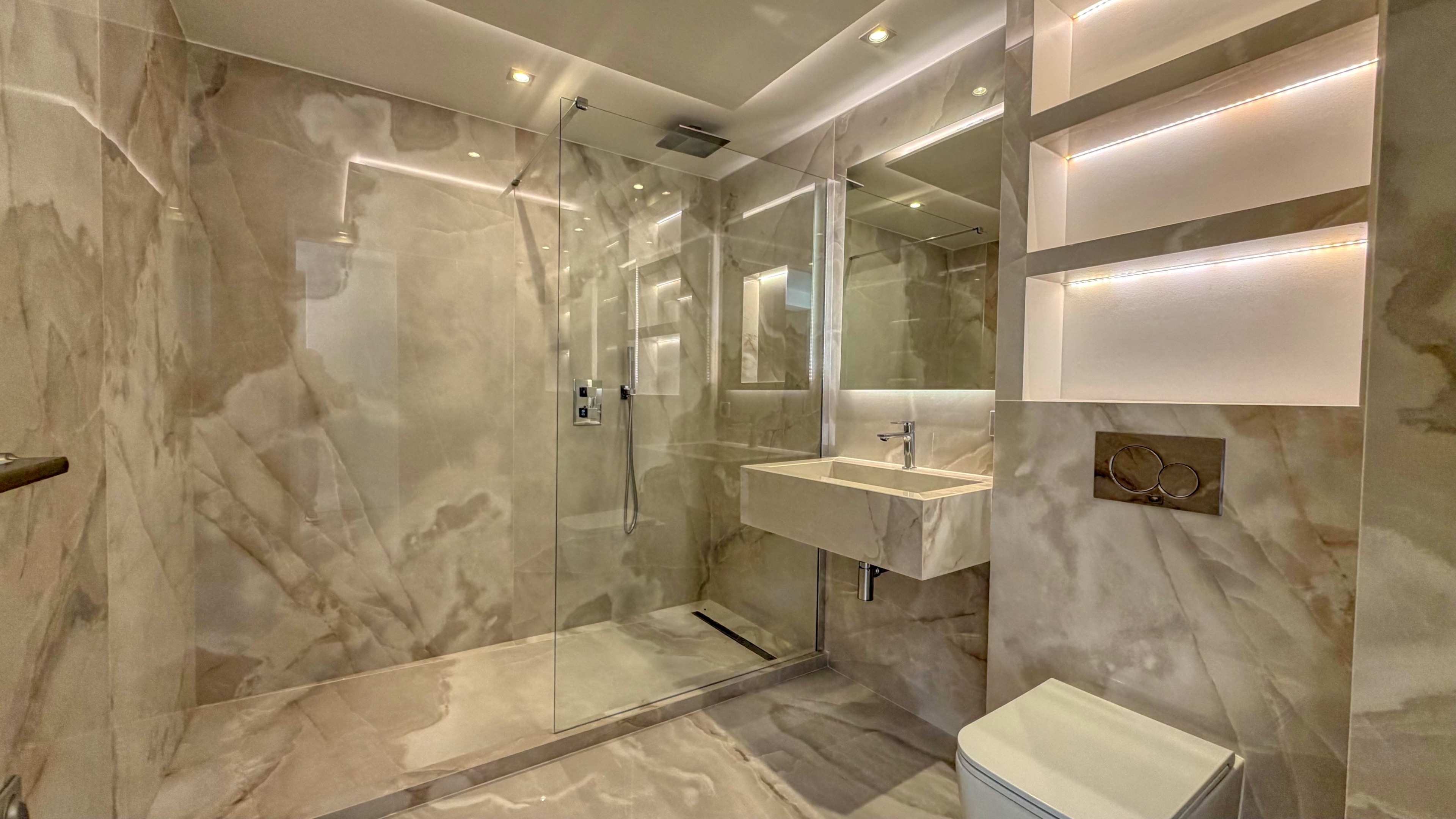 L’Art de Vivre en Bord de Mer: Sumptuous Garden Apartment facing Monaco 11