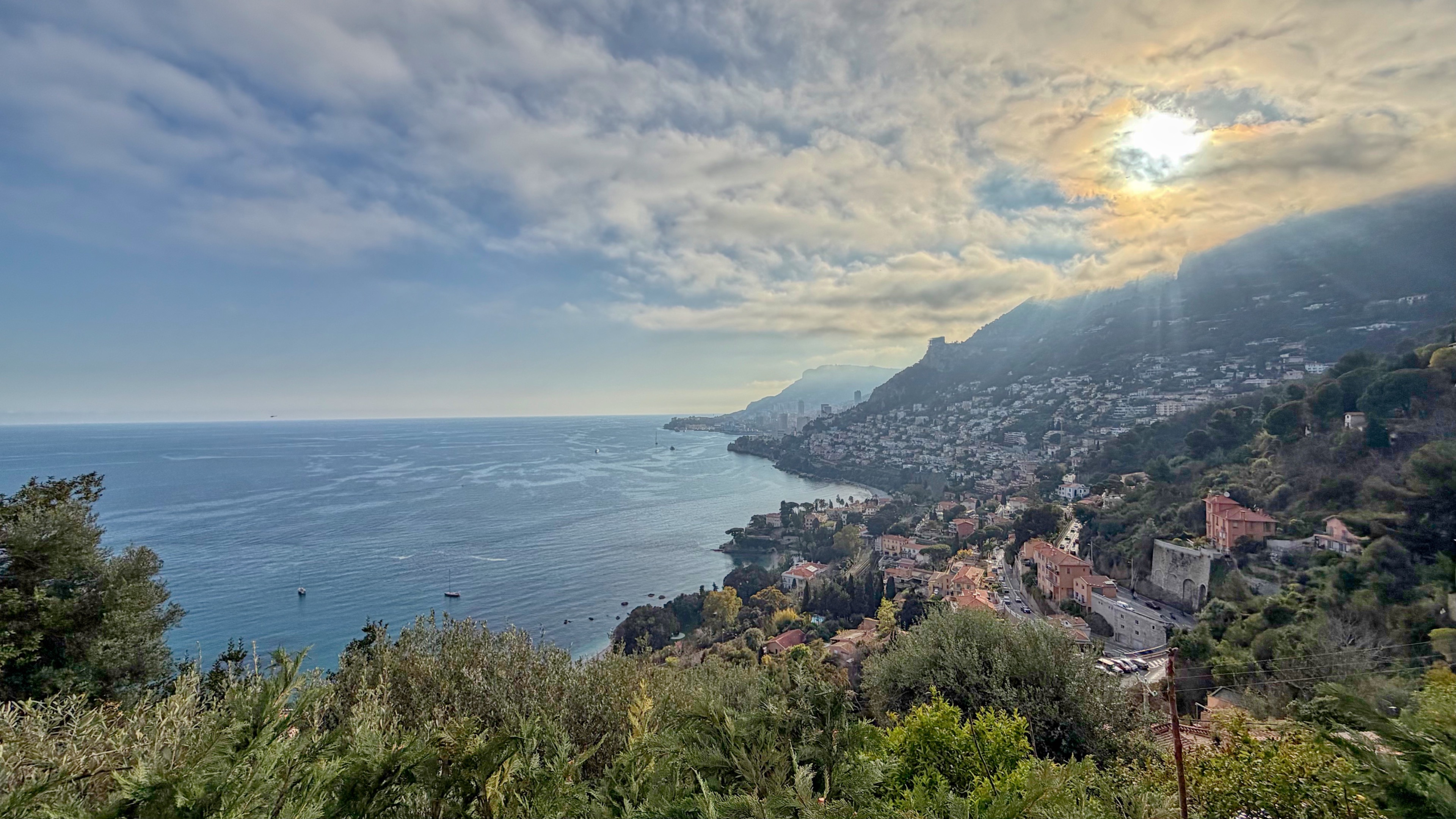L’Art de Vivre en Bord de Mer: Sumptuous Garden Apartment facing Monaco 1