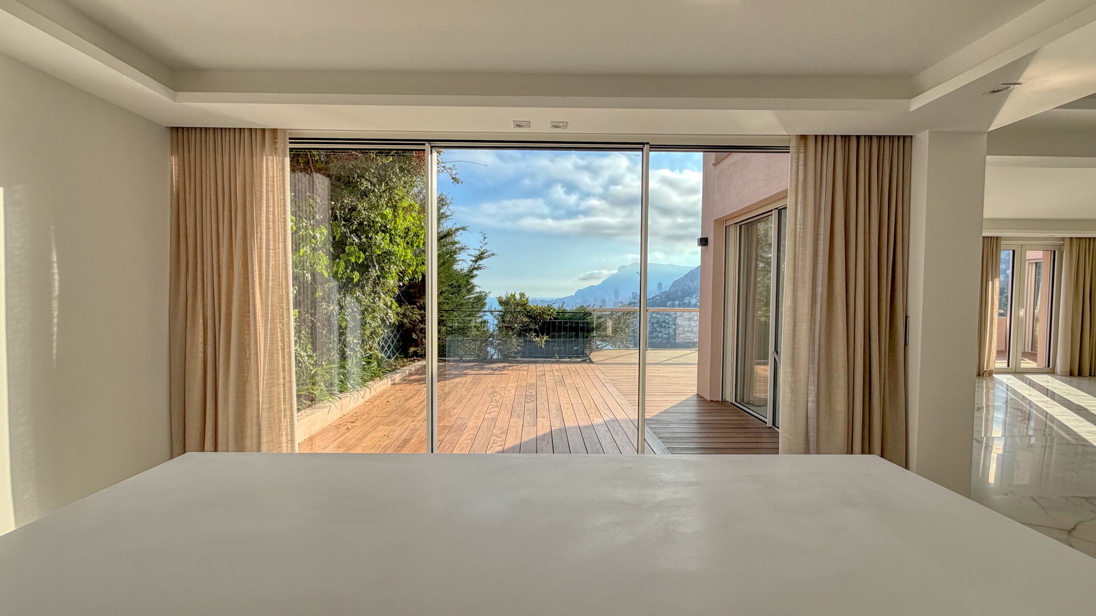 L’Art de Vivre en Bord de Mer: Sumptuous Garden Apartment facing Monaco 9