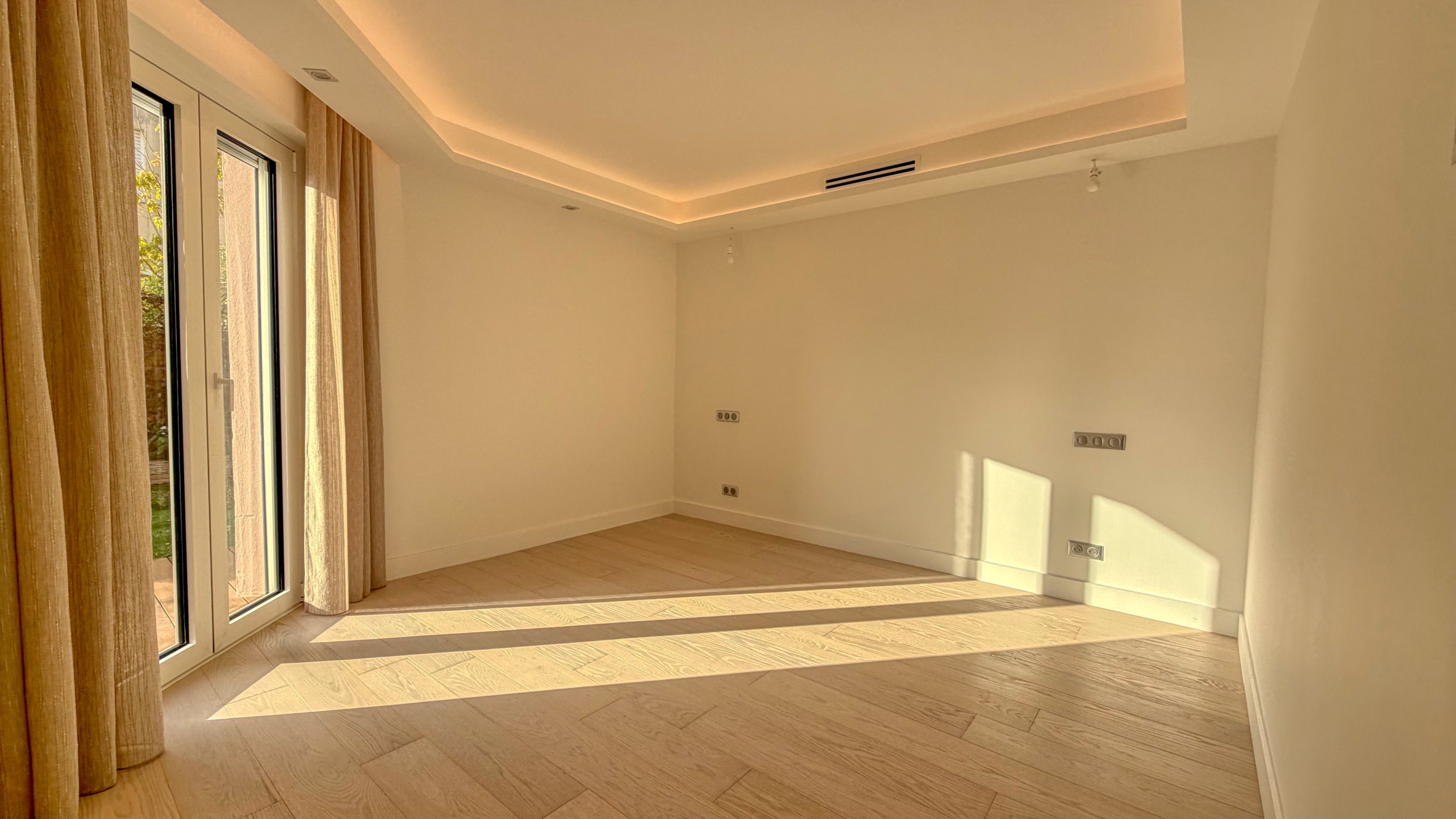 L’Art de Vivre en Bord de Mer: Sumptuous Garden Apartment facing Monaco 10