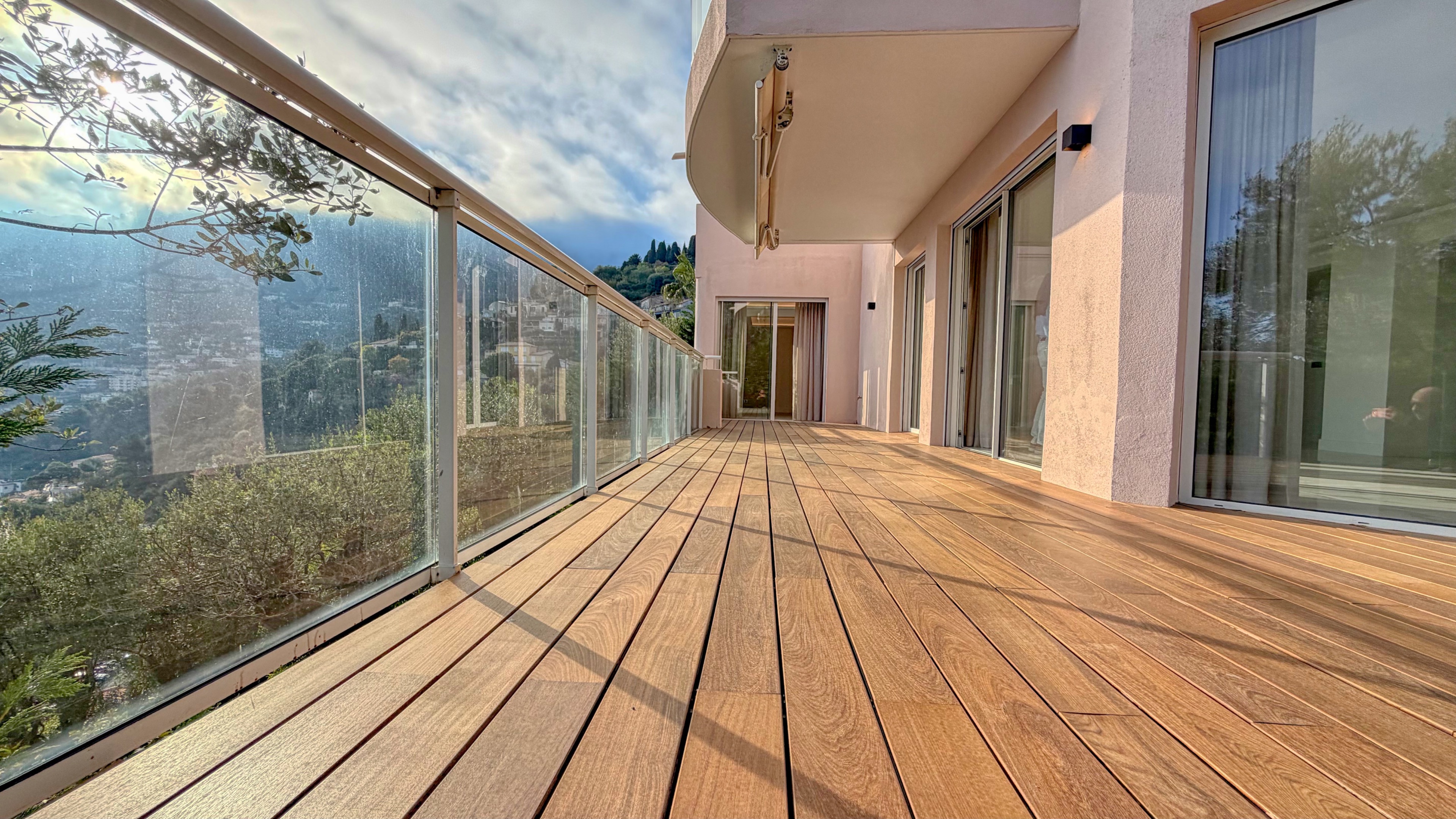 L’Art de Vivre en Bord de Mer: Sumptuous Garden Apartment facing Monaco 2