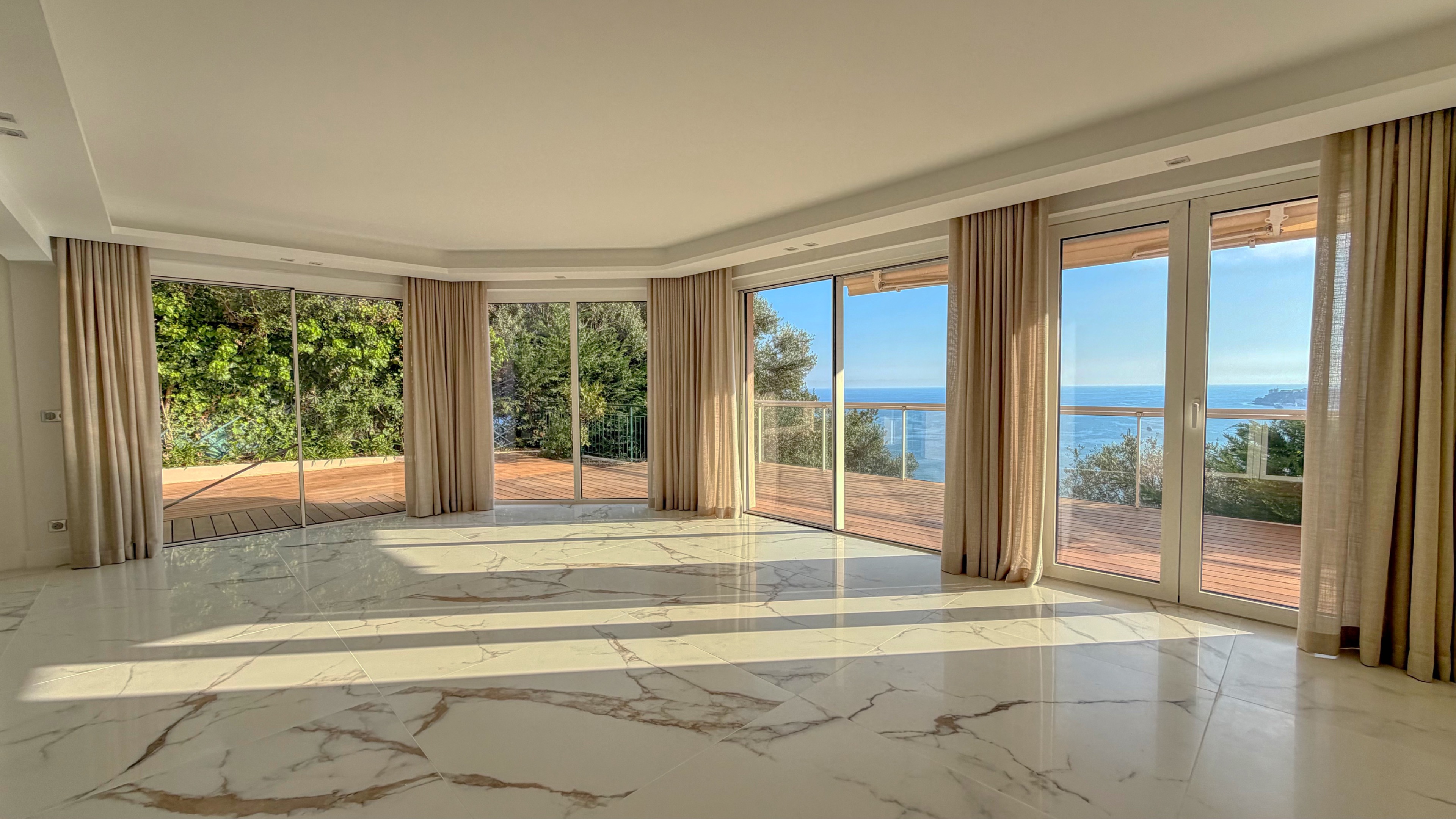 L’Art de Vivre en Bord de Mer: Sumptuous Garden Apartment facing Monaco 4