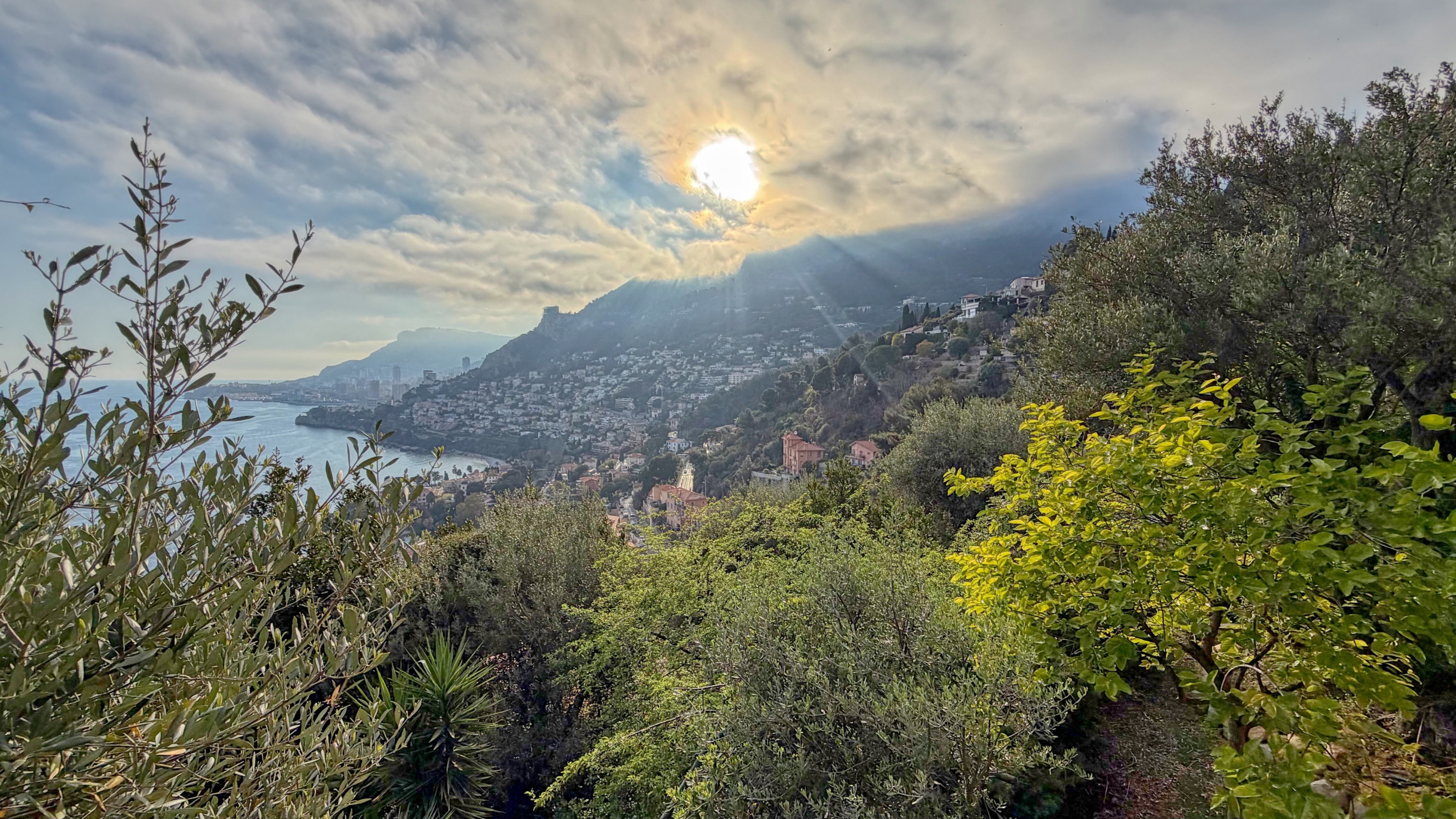 L’Art de Vivre en Bord de Mer: Sumptuous Garden Apartment facing Monaco 20