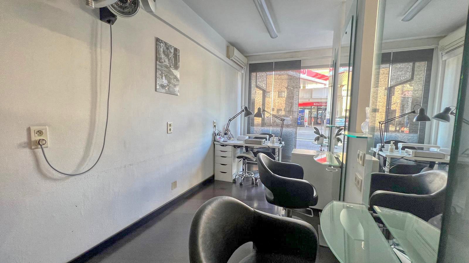 Local commercial 70 m² avec 3 vitrines – Carnolès, proche gare 8