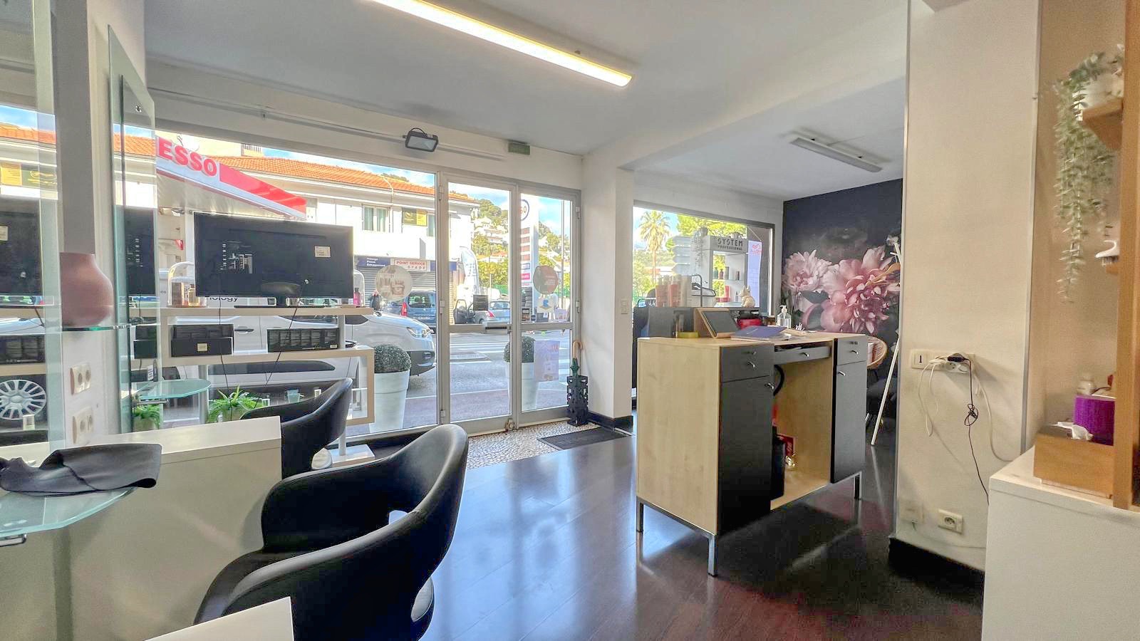 Local commercial 70 m² avec 3 vitrines – Carnolès, proche gare 7