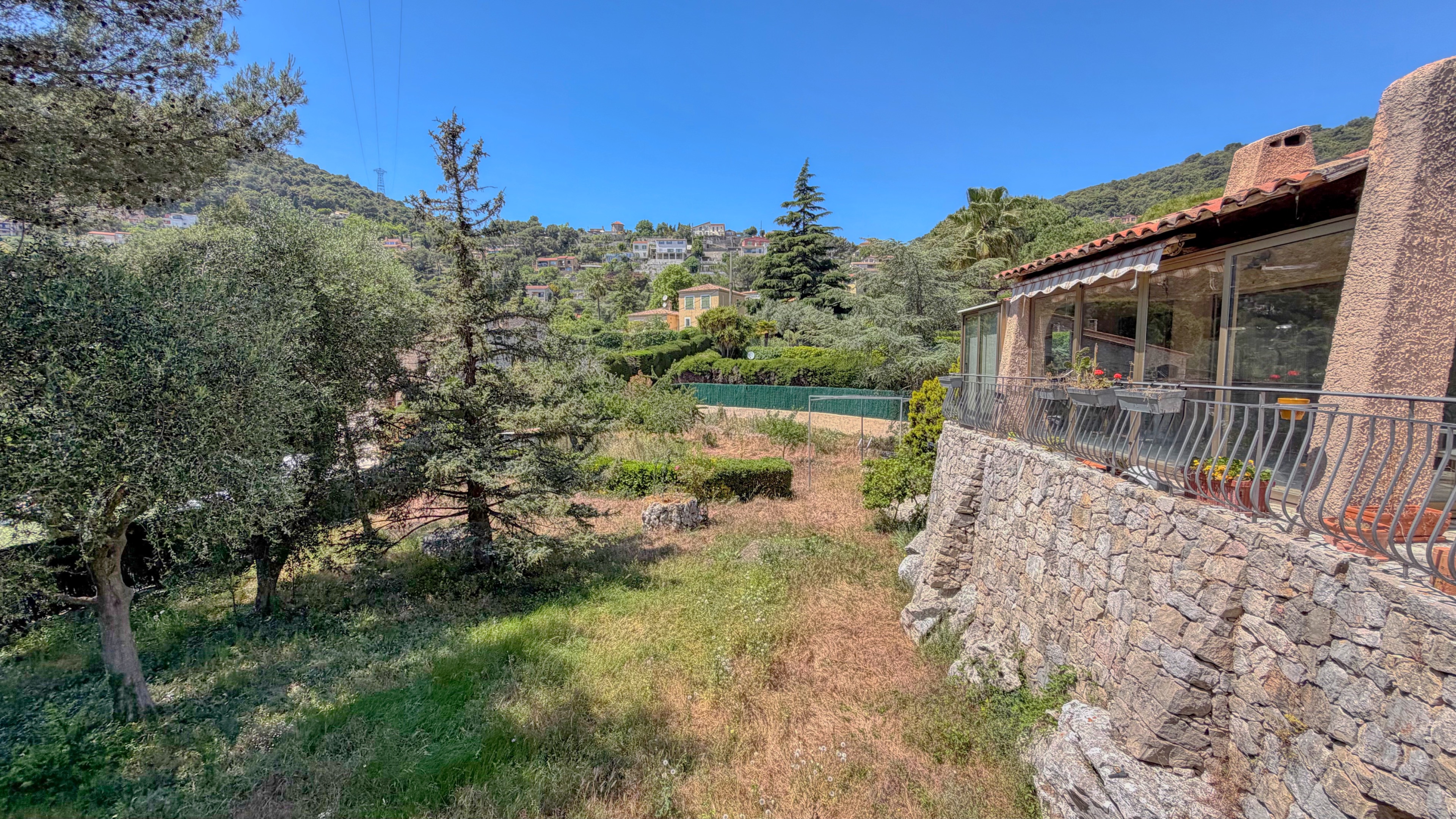 Maison à fort potentiel avec 4 chambres, grand sous-sol et piscine – À découvrir à La Turbie 19