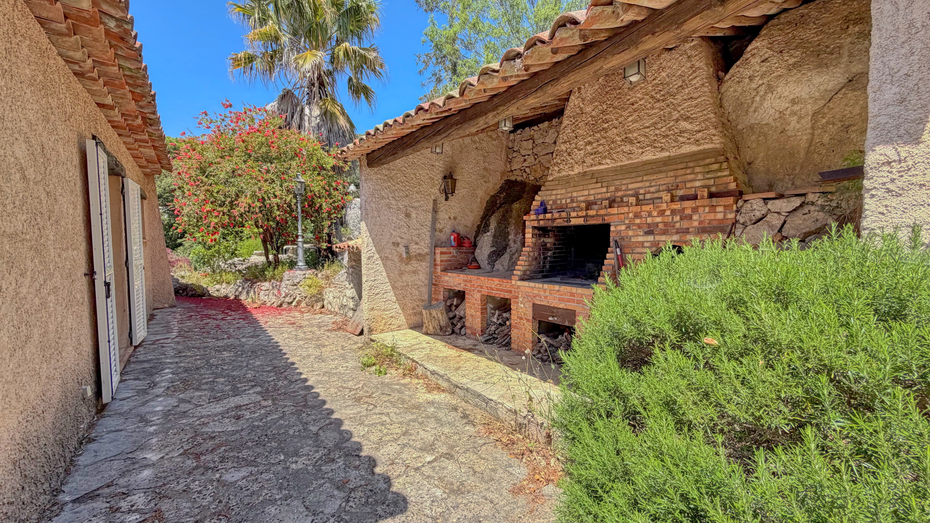 Maison à fort potentiel avec 4 chambres, grand sous-sol et piscine – À découvrir à La Turbie 20