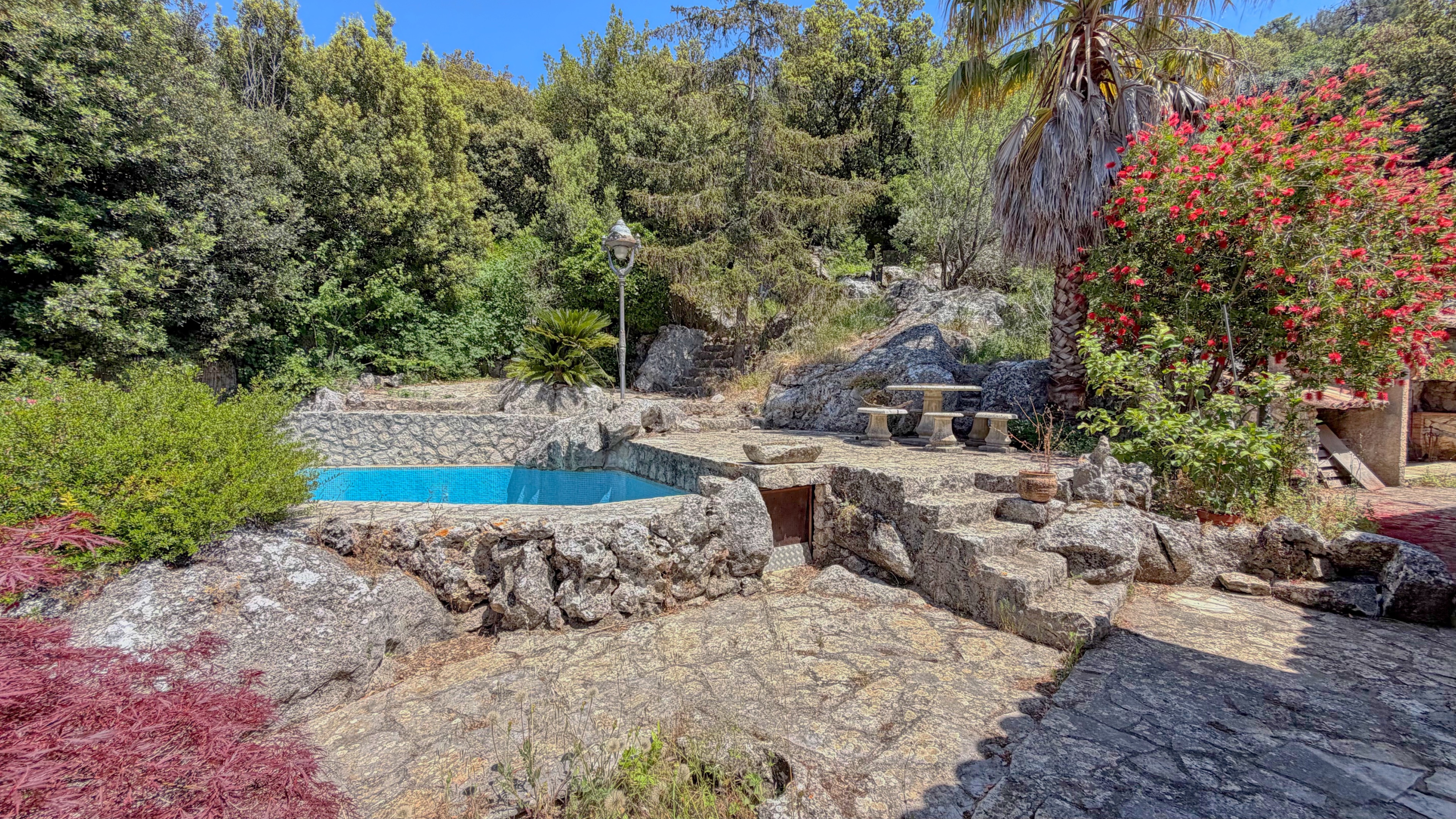 Maison à fort potentiel avec 4 chambres, grand sous-sol et piscine – À découvrir à La Turbie 22