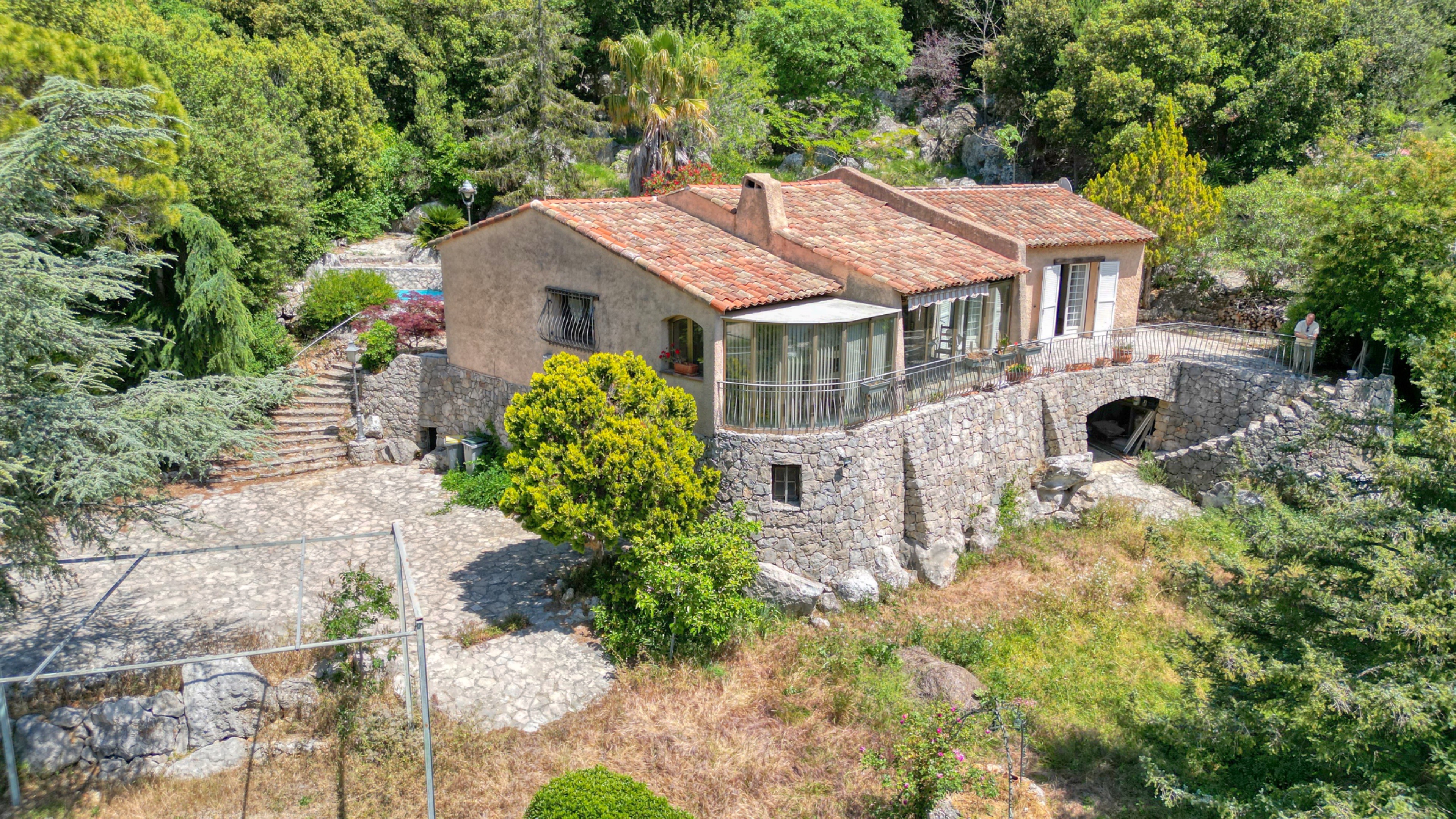 Maison à fort potentiel avec 4 chambres, grand sous-sol et piscine – À découvrir à La Turbie 2