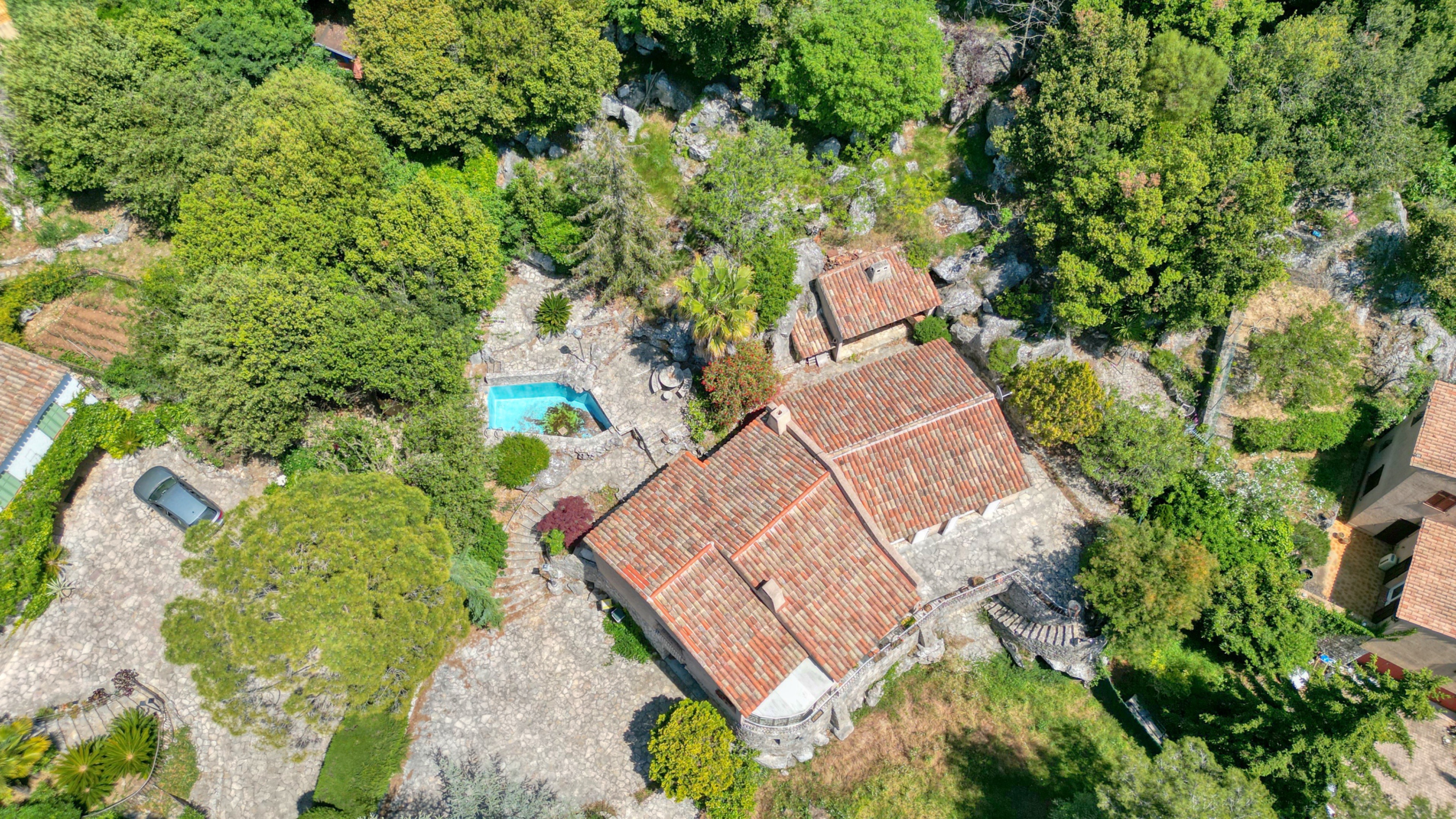 Maison à fort potentiel avec 4 chambres, grand sous-sol et piscine – À découvrir à La Turbie 3