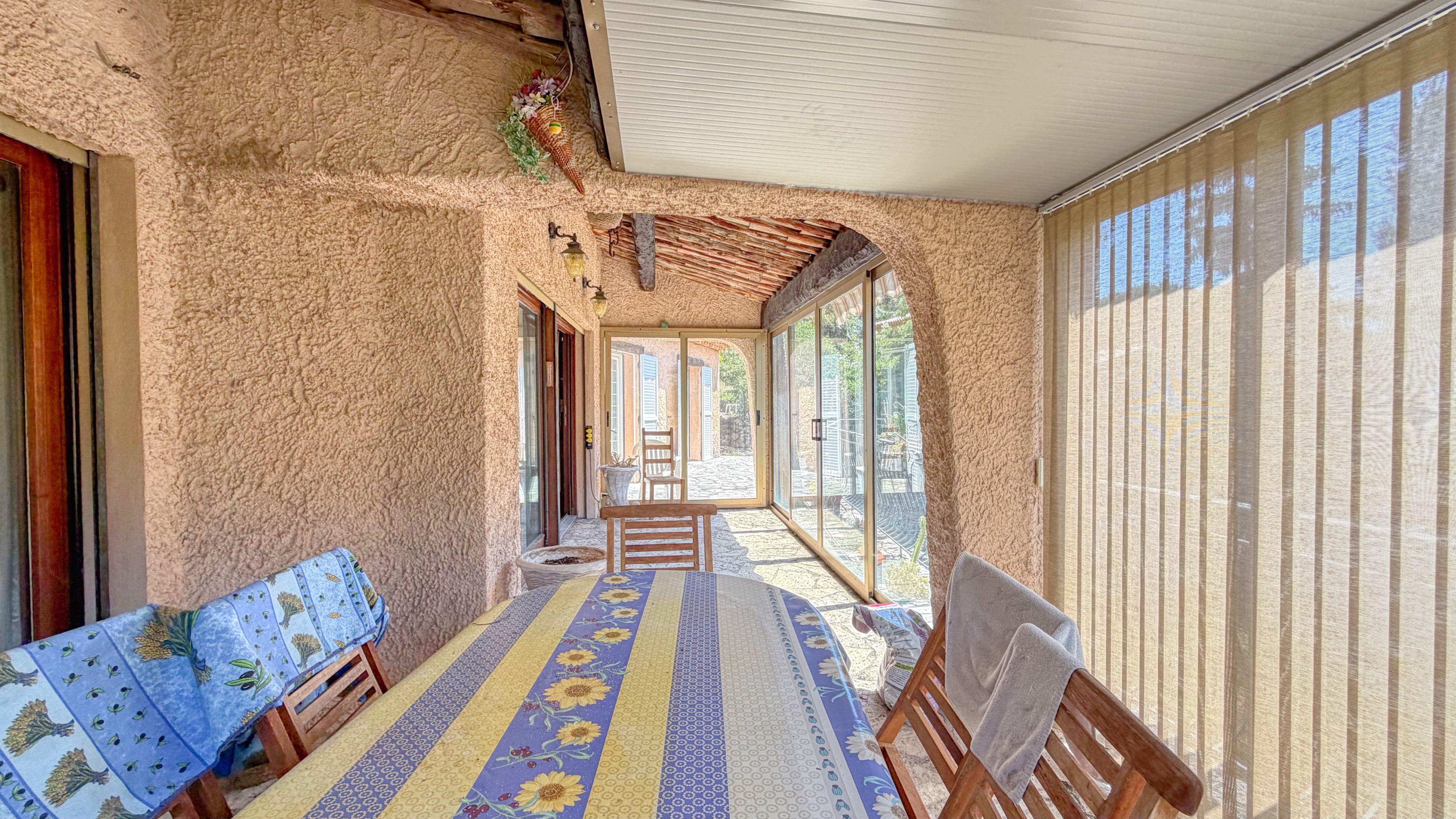 Maison à fort potentiel avec 4 chambres, grand sous-sol et piscine – À découvrir à La Turbie 13