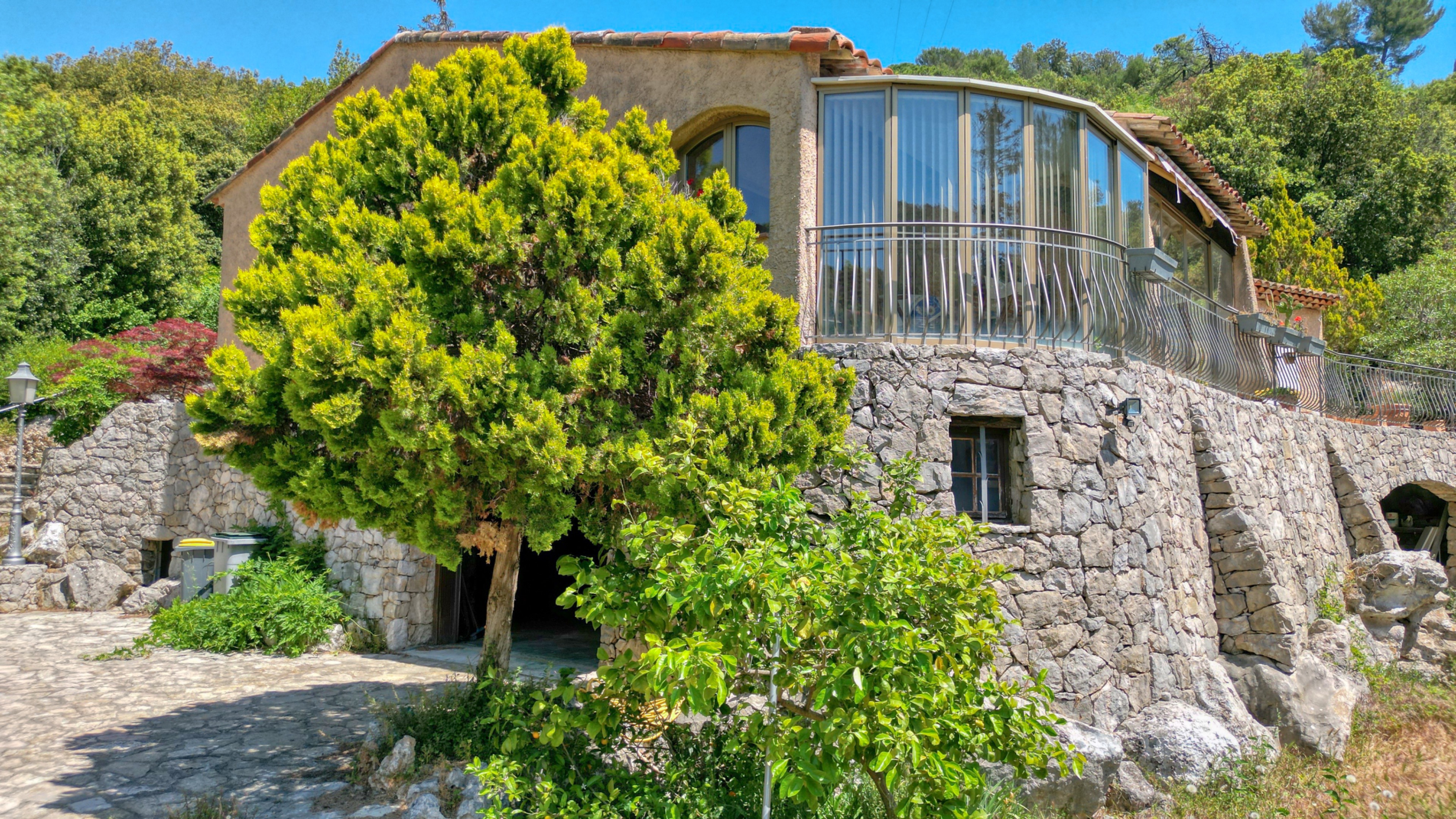 Maison à fort potentiel avec 4 chambres, grand sous-sol et piscine – À découvrir à La Turbie 5