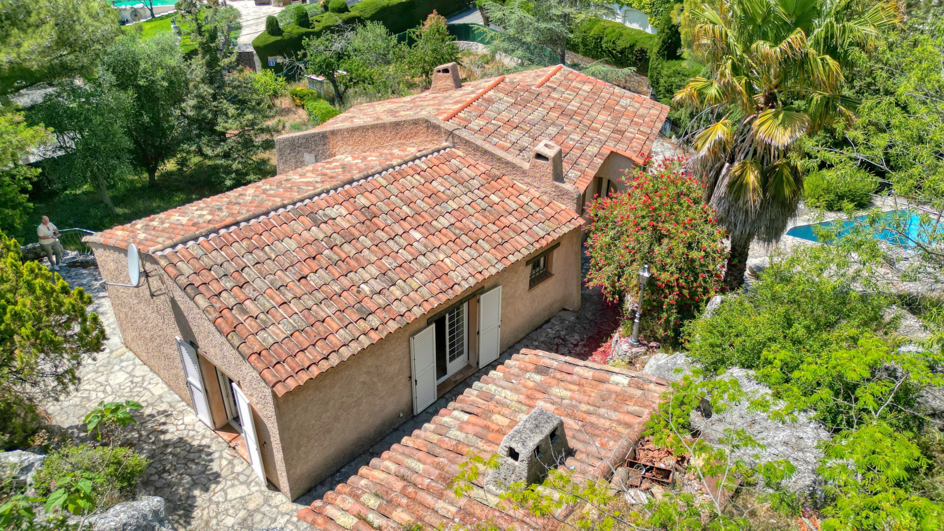 Maison à fort potentiel avec 4 chambres, grand sous-sol et piscine – À découvrir à La Turbie 4