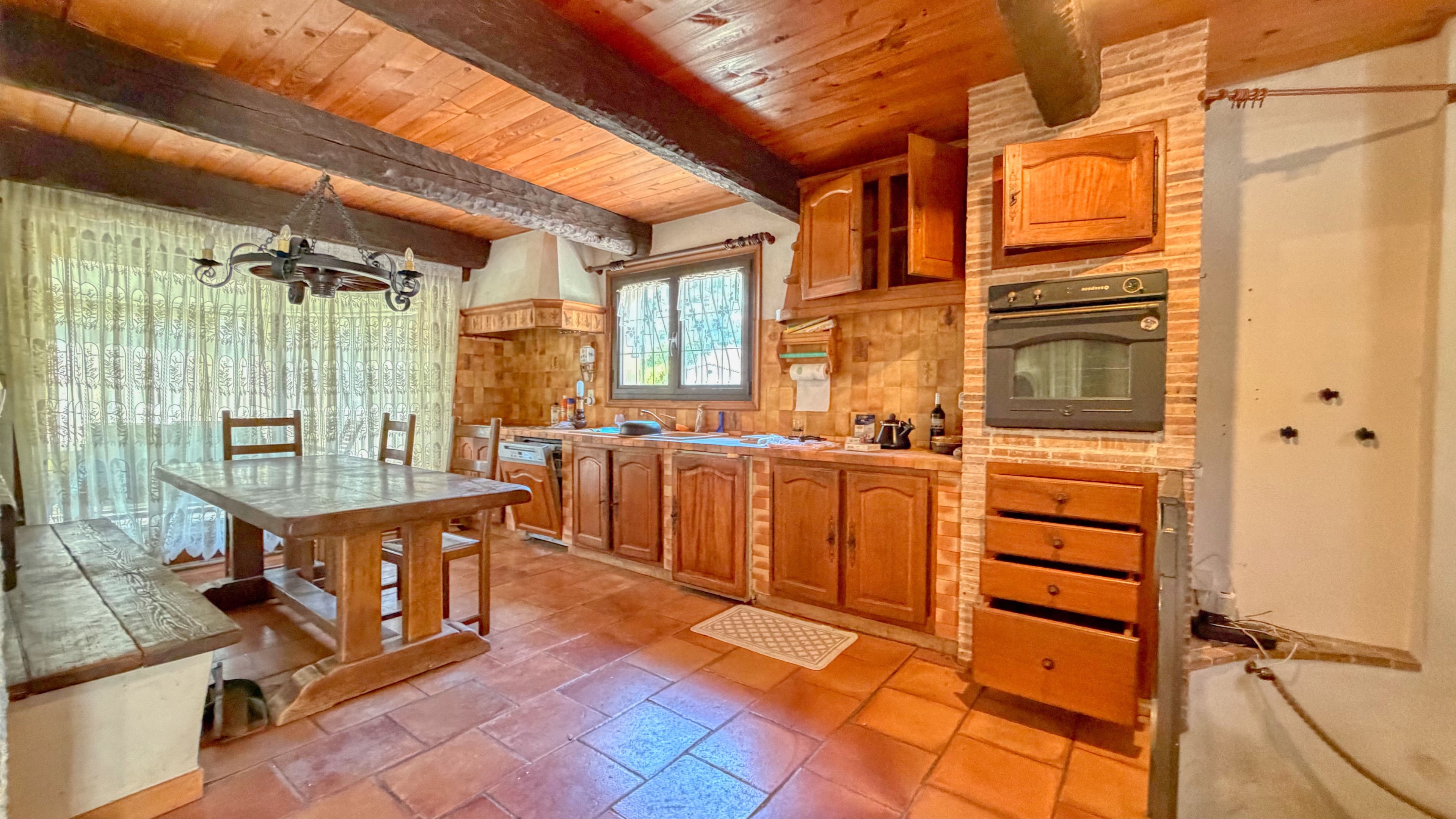 Maison à fort potentiel avec 4 chambres, grand sous-sol et piscine – À découvrir à La Turbie 8