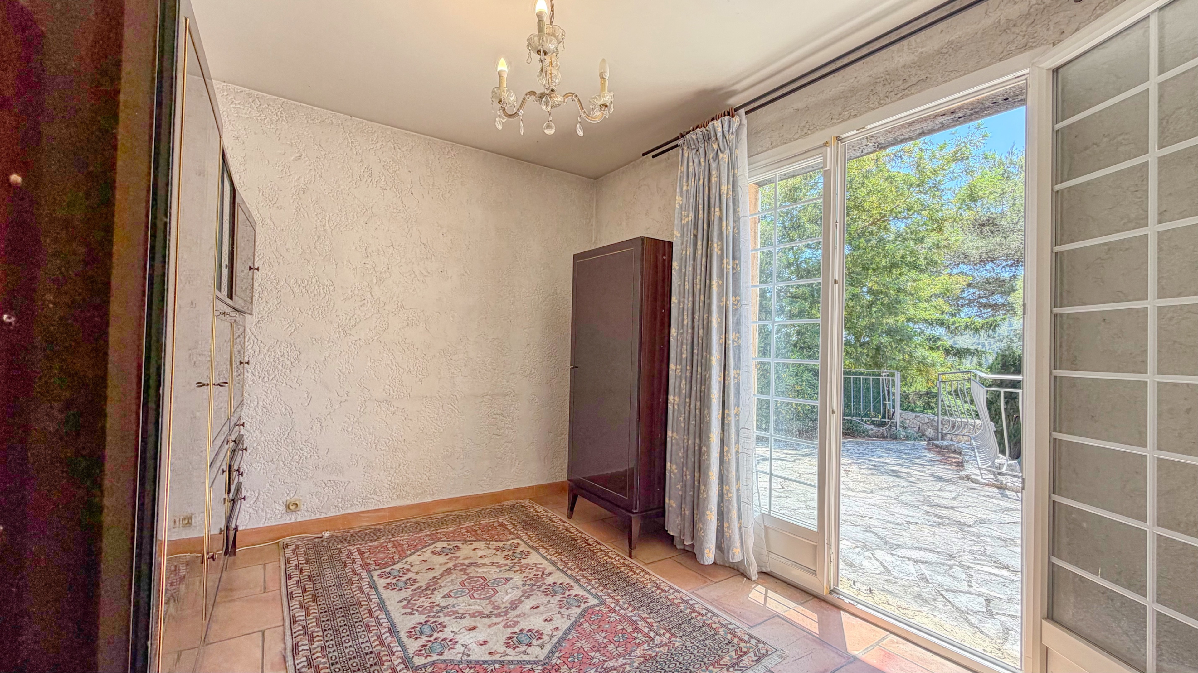 Maison à fort potentiel avec 4 chambres, grand sous-sol et piscine – À découvrir à La Turbie 15