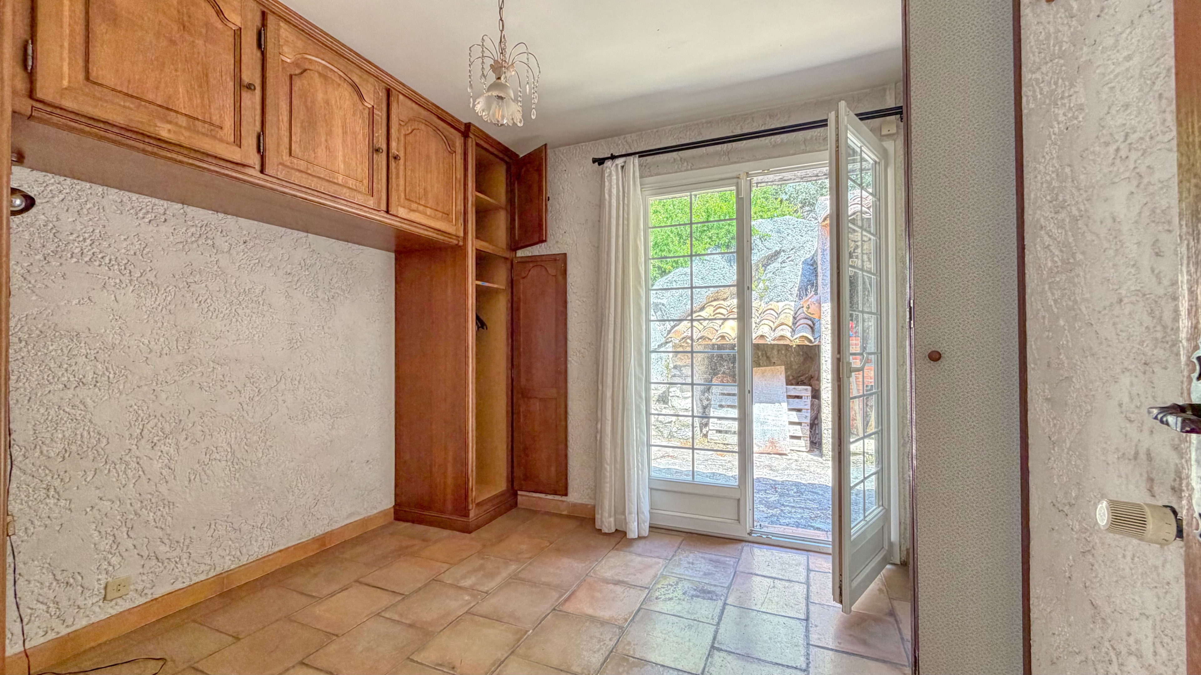 Maison à fort potentiel avec 4 chambres, grand sous-sol et piscine – À découvrir à La Turbie 16