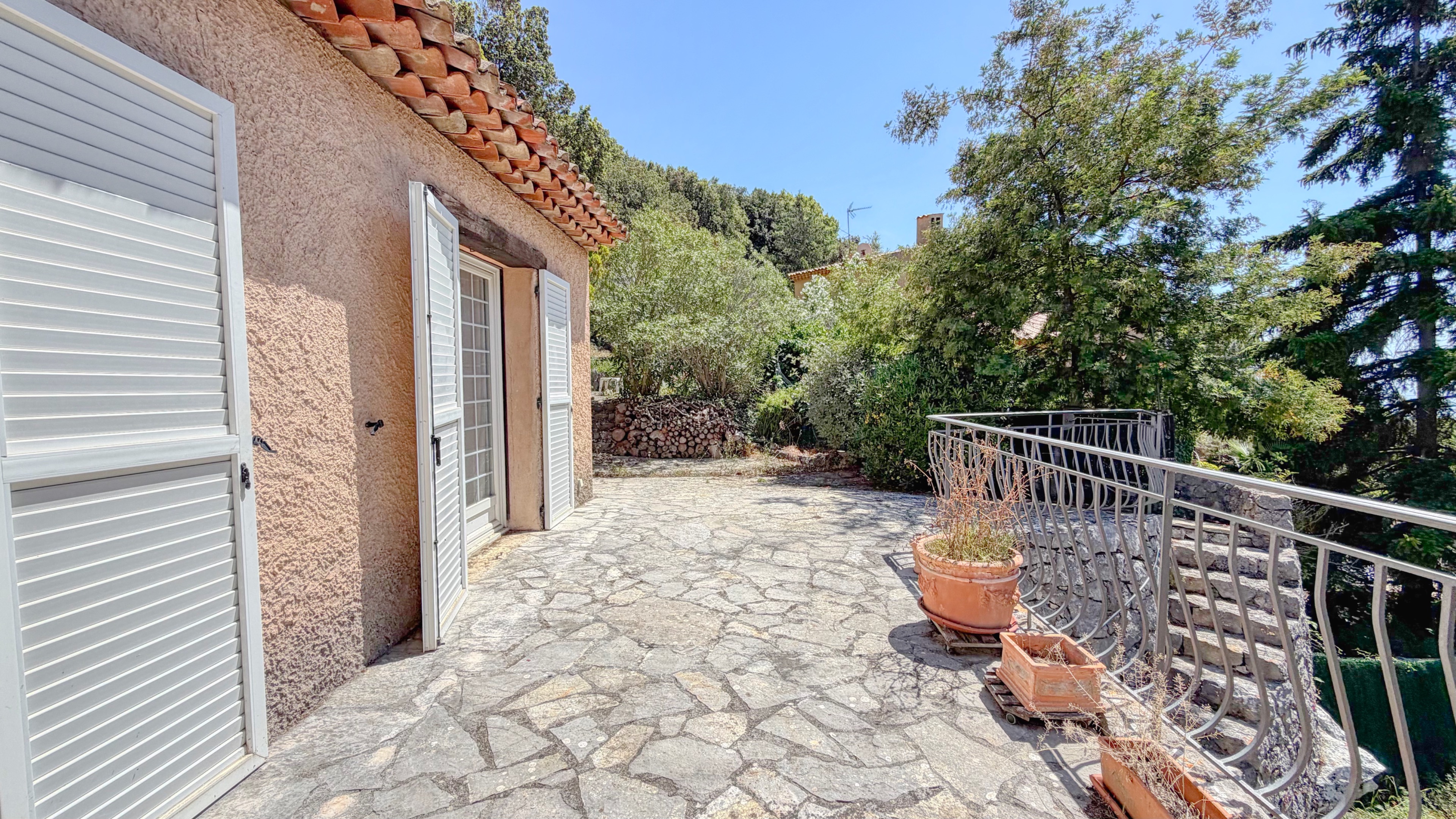 Maison à fort potentiel avec 4 chambres, grand sous-sol et piscine – À découvrir à La Turbie 18